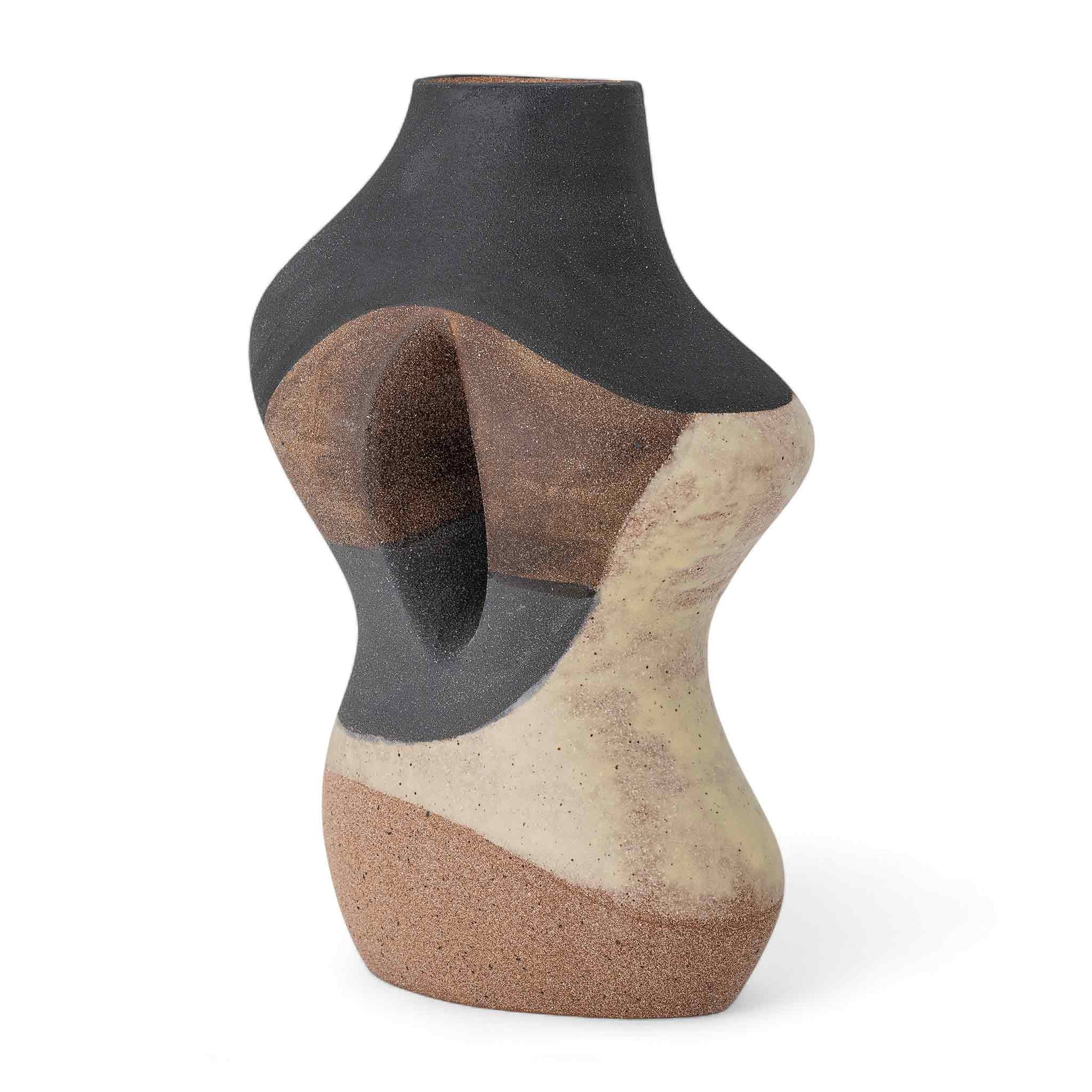 Bloomingville（ブルーミングヴィル）は2000年にデンマークで誕生した北欧インテリアブランドです。創業者ベティーナ・スタメのもと、北欧デザインの伝統に現代的な感性を融合させた製品を展開し、シンプルで温かみのあるライフスタイルを提案しています。ナチュラルな素材や落ち着いた色合いが特徴で、リビングやキッチン、バスルーム、子供部屋などさまざまな空間に自然に調和し、心地よさをもたらします。テーブルウェア、北欧雑貨、キッズアイテムまで幅広く揃え、使いやすさと美しさを兼ね備えたデザインで暮らしを彩ります。「小さな変化で大きな幸せを」というコンセプトのもと、手の届く価格で上質な北欧スタイルを日常に取り入れることができるのも魅力です。ナチュラルインテリアやシンプルモダンな空間づくりに関心のある方に最適なブランドとして、Bloomingvilleはヨーロッパを中心に世界中で高く評価されています。