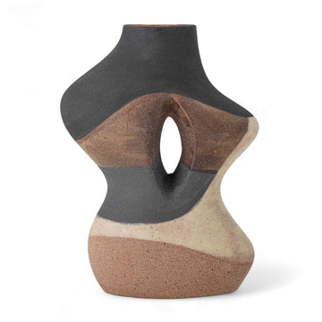 Bloomingville（ブルーミングヴィル）は2000年にデンマークで誕生した北欧インテリアブランドです。創業者ベティーナ・スタメのもと、北欧デザインの伝統に現代的な感性を融合させた製品を展開し、シンプルで温かみのあるライフスタイルを提案しています。ナチュラルな素材や落ち着いた色合いが特徴で、リビングやキッチン、バスルーム、子供部屋などさまざまな空間に自然に調和し、心地よさをもたらします。テーブルウェア、北欧雑貨、キッズアイテムまで幅広く揃え、使いやすさと美しさを兼ね備えたデザインで暮らしを彩ります。「小さな変化で大きな幸せを」というコンセプトのもと、手の届く価格で上質な北欧スタイルを日常に取り入れることができるのも魅力です。ナチュラルインテリアやシンプルモダンな空間づくりに関心のある方に最適なブランドとして、Bloomingvilleはヨーロッパを中心に世界中で高く評価されています。