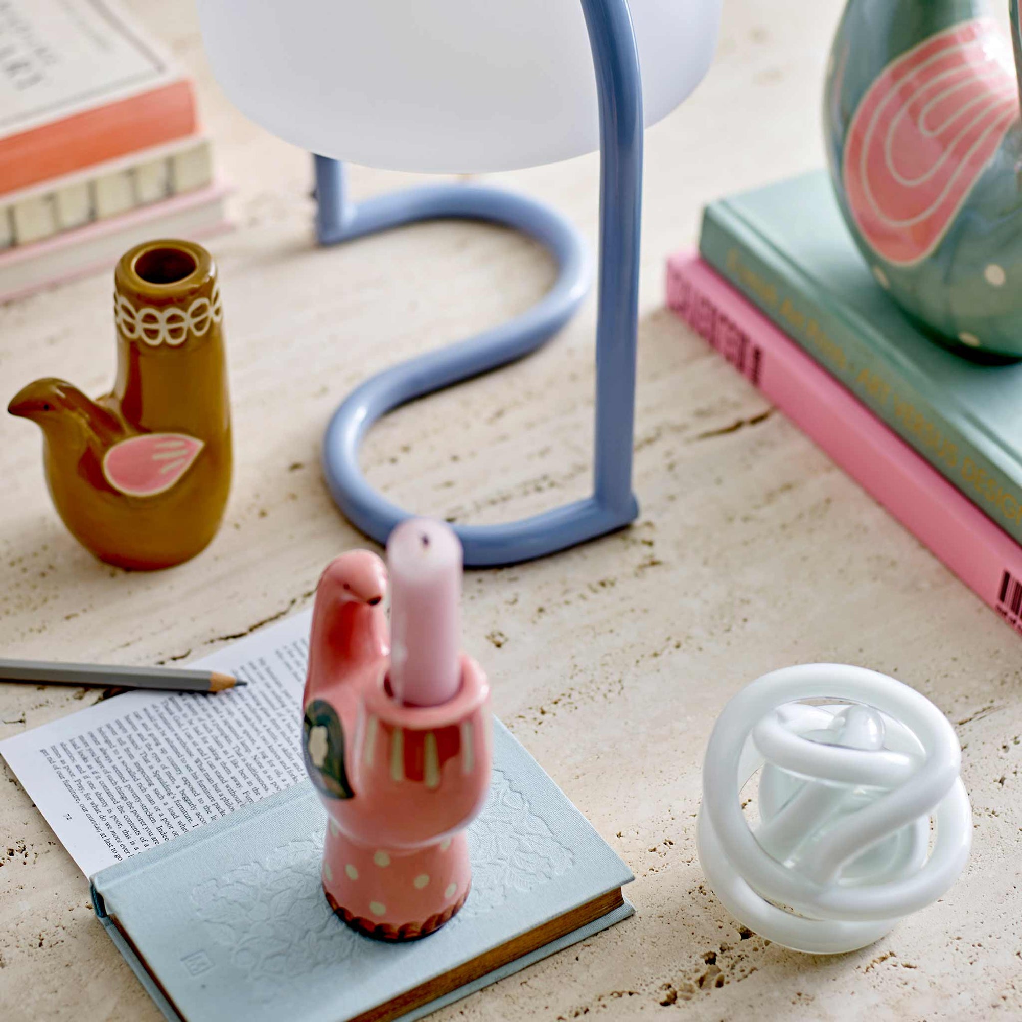 Bloomingville（ブルーミングヴィル）は2000年にデンマークで誕生した北欧インテリアブランドです。創業者ベティーナ・スタメのもと、北欧デザインの伝統に現代的な感性を融合させた製品を展開し、シンプルで温かみのあるライフスタイルを提案しています。ナチュラルな素材や落ち着いた色合いが特徴で、リビングやキッチン、バスルーム、子供部屋などさまざまな空間に自然に調和し、心地よさをもたらします。テーブルウェア、北欧雑貨、キッズアイテムまで幅広く揃え、使いやすさと美しさを兼ね備えたデザインで暮らしを彩ります。「小さな変化で大きな幸せを」というコンセプトのもと、手の届く価格で上質な北欧スタイルを日常に取り入れることができるのも魅力です。ナチュラルインテリアやシンプルモダンな空間づくりに関心のある方に最適なブランドとして、Bloomingvilleはヨーロッパを中心に世界中で高く評価されています。