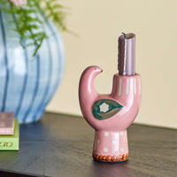 Bloomingville（ブルーミングヴィル）は2000年にデンマークで誕生した北欧インテリアブランドです。創業者ベティーナ・スタメのもと、北欧デザインの伝統に現代的な感性を融合させた製品を展開し、シンプルで温かみのあるライフスタイルを提案しています。ナチュラルな素材や落ち着いた色合いが特徴で、リビングやキッチン、バスルーム、子供部屋などさまざまな空間に自然に調和し、心地よさをもたらします。テーブルウェア、北欧雑貨、キッズアイテムまで幅広く揃え、使いやすさと美しさを兼ね備えたデザインで暮らしを彩ります。「小さな変化で大きな幸せを」というコンセプトのもと、手の届く価格で上質な北欧スタイルを日常に取り入れることができるのも魅力です。ナチュラルインテリアやシンプルモダンな空間づくりに関心のある方に最適なブランドとして、Bloomingvilleはヨーロッパを中心に世界中で高く評価されています。