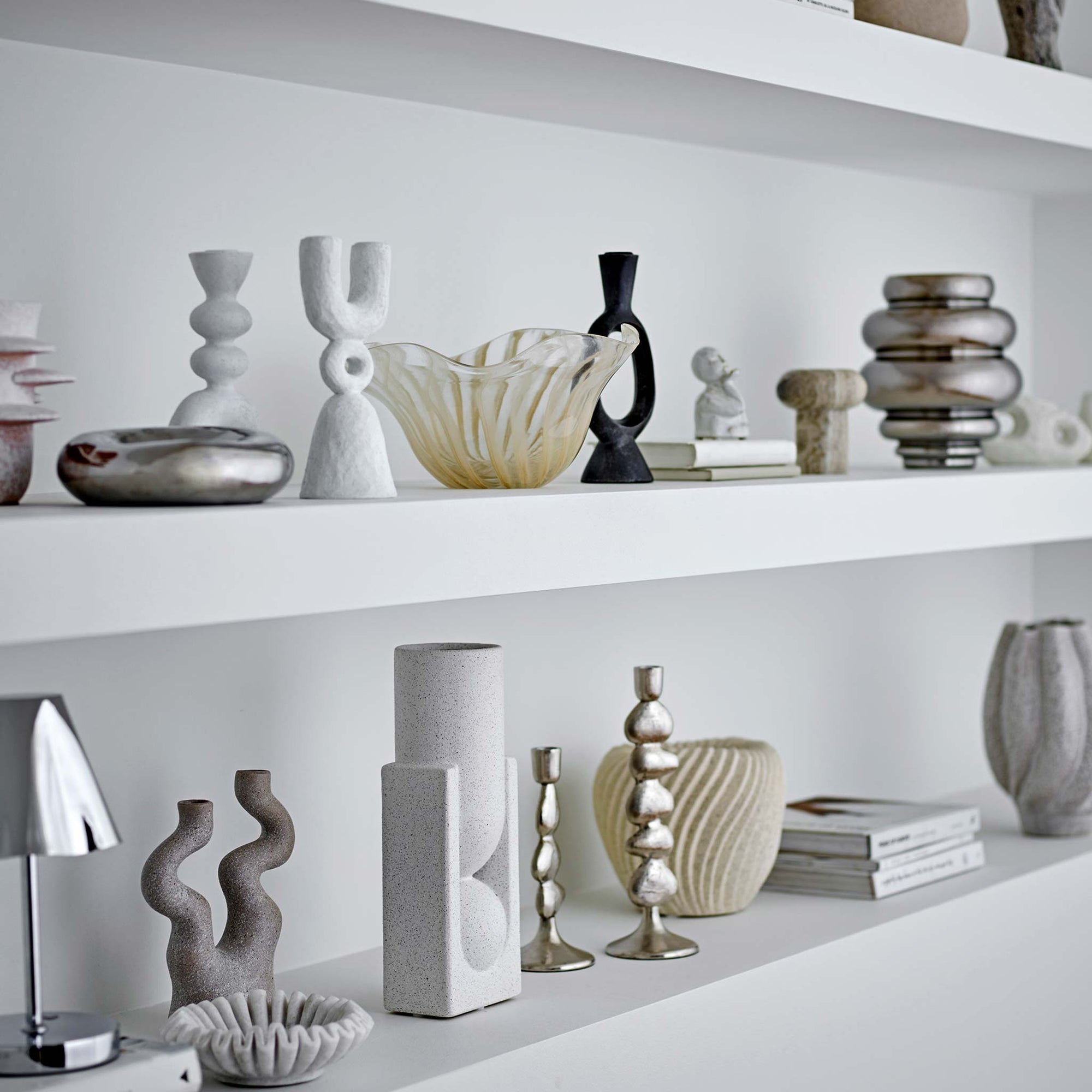 Bloomingville（ブルーミングヴィル）は2000年にデンマークで誕生した北欧インテリアブランドです。創業者ベティーナ・スタメのもと、北欧デザインの伝統に現代的な感性を融合させた製品を展開し、シンプルで温かみのあるライフスタイルを提案しています。ナチュラルな素材や落ち着いた色合いが特徴で、リビングやキッチン、バスルーム、子供部屋などさまざまな空間に自然に調和し、心地よさをもたらします。テーブルウェア、北欧雑貨、キッズアイテムまで幅広く揃え、使いやすさと美しさを兼ね備えたデザインで暮らしを彩ります。「小さな変化で大きな幸せを」というコンセプトのもと、手の届く価格で上質な北欧スタイルを日常に取り入れることができるのも魅力です。ナチュラルインテリアやシンプルモダンな空間づくりに関心のある方に最適なブランドとして、Bloomingvilleはヨーロッパを中心に世界中で高く評価されています。