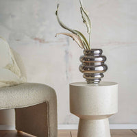 Bloomingville（ブルーミングヴィル）は2000年にデンマークで誕生した北欧インテリアブランドです。創業者ベティーナ・スタメのもと、北欧デザインの伝統に現代的な感性を融合させた製品を展開し、シンプルで温かみのあるライフスタイルを提案しています。ナチュラルな素材や落ち着いた色合いが特徴で、リビングやキッチン、バスルーム、子供部屋などさまざまな空間に自然に調和し、心地よさをもたらします。テーブルウェア、北欧雑貨、キッズアイテムまで幅広く揃え、使いやすさと美しさを兼ね備えたデザインで暮らしを彩ります。「小さな変化で大きな幸せを」というコンセプトのもと、手の届く価格で上質な北欧スタイルを日常に取り入れることができるのも魅力です。ナチュラルインテリアやシンプルモダンな空間づくりに関心のある方に最適なブランドとして、Bloomingvilleはヨーロッパを中心に世界中で高く評価されています。