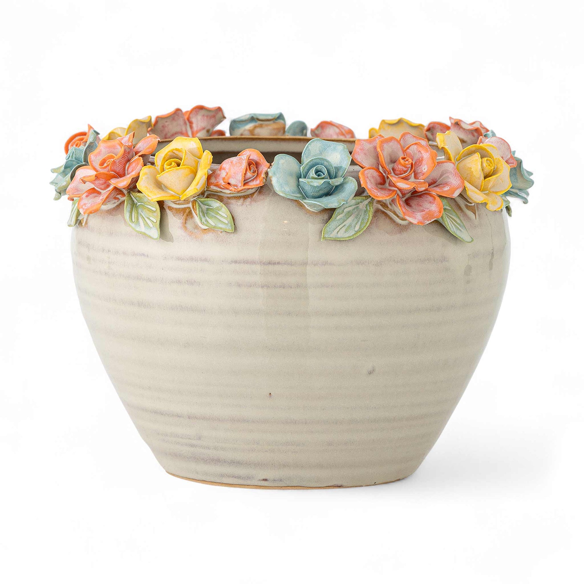 Bloomingville（ブルーミングヴィル）は2000年にデンマークで誕生した北欧インテリアブランドです。創業者ベティーナ・スタメのもと、北欧デザインの伝統に現代的な感性を融合させた製品を展開し、シンプルで温かみのあるライフスタイルを提案しています。ナチュラルな素材や落ち着いた色合いが特徴で、リビングやキッチン、バスルーム、子供部屋などさまざまな空間に自然に調和し、心地よさをもたらします。テーブルウェア、北欧雑貨、キッズアイテムまで幅広く揃え、使いやすさと美しさを兼ね備えたデザインで暮らしを彩ります。「小さな変化で大きな幸せを」というコンセプトのもと、手の届く価格で上質な北欧スタイルを日常に取り入れることができるのも魅力です。ナチュラルインテリアやシンプルモダンな空間づくりに関心のある方に最適なブランドとして、Bloomingvilleはヨーロッパを中心に世界中で高く評価されています。