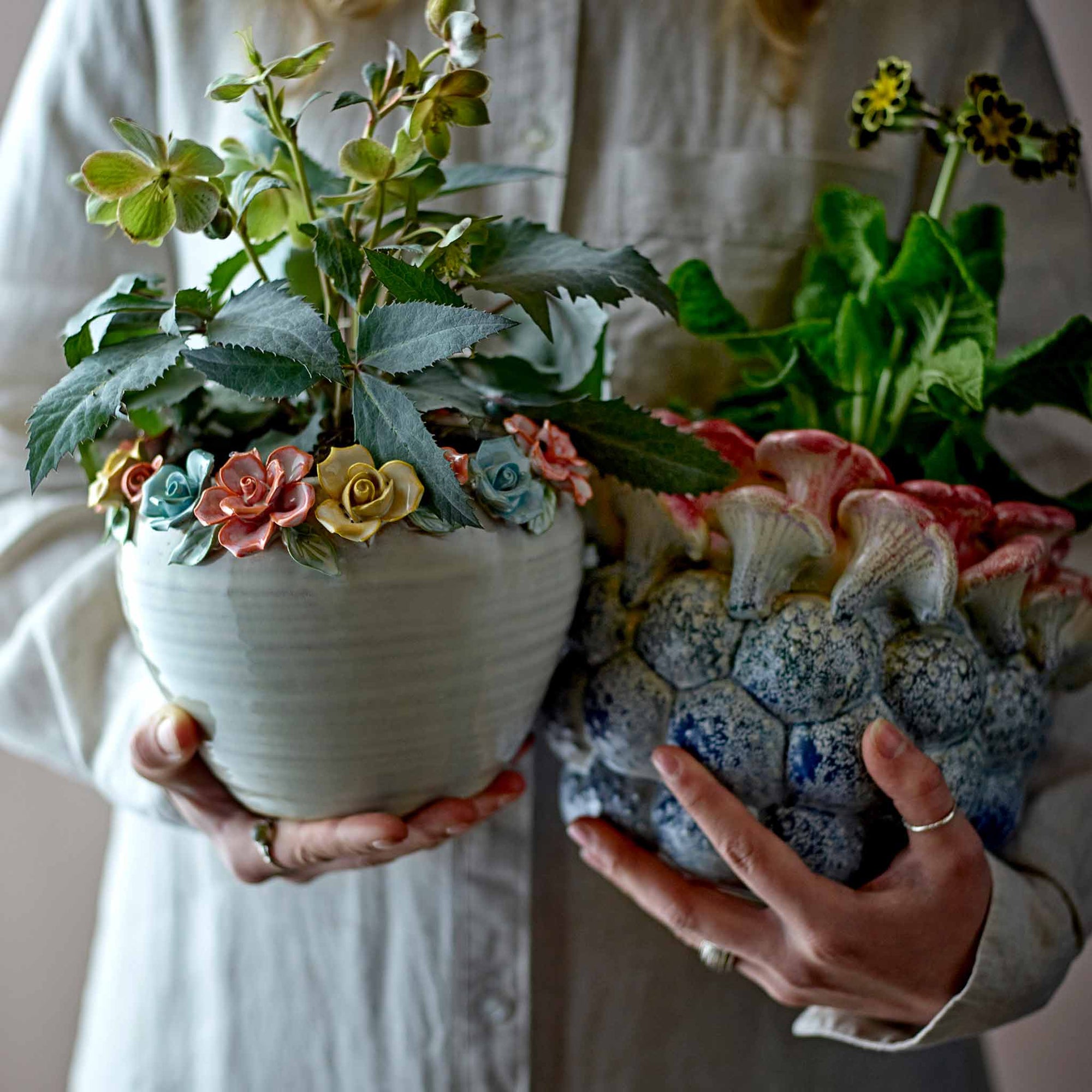 Bloomingville（ブルーミングヴィル）は2000年にデンマークで誕生した北欧インテリアブランドです。創業者ベティーナ・スタメのもと、北欧デザインの伝統に現代的な感性を融合させた製品を展開し、シンプルで温かみのあるライフスタイルを提案しています。ナチュラルな素材や落ち着いた色合いが特徴で、リビングやキッチン、バスルーム、子供部屋などさまざまな空間に自然に調和し、心地よさをもたらします。テーブルウェア、北欧雑貨、キッズアイテムまで幅広く揃え、使いやすさと美しさを兼ね備えたデザインで暮らしを彩ります。「小さな変化で大きな幸せを」というコンセプトのもと、手の届く価格で上質な北欧スタイルを日常に取り入れることができるのも魅力です。ナチュラルインテリアやシンプルモダンな空間づくりに関心のある方に最適なブランドとして、Bloomingvilleはヨーロッパを中心に世界中で高く評価されています。