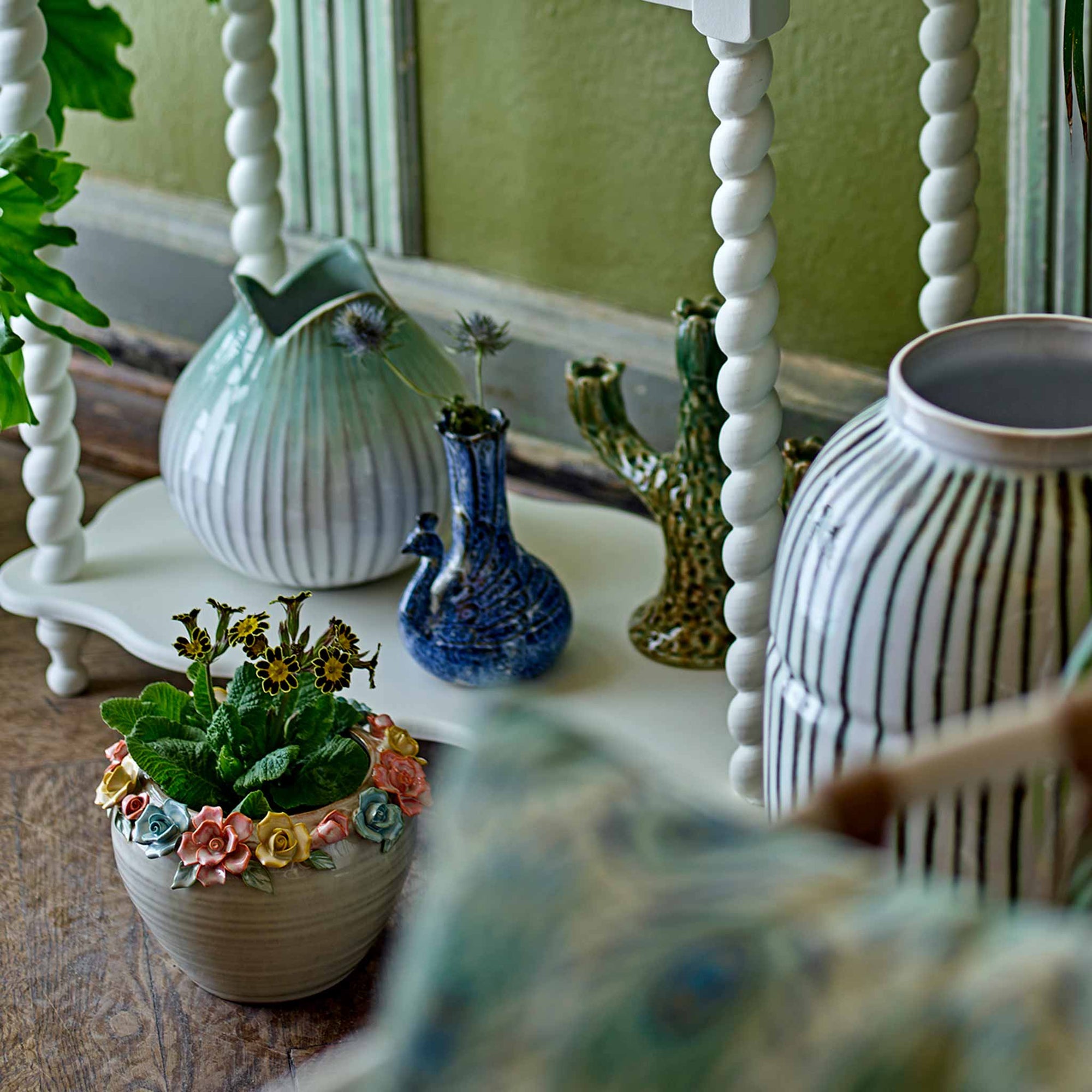 Bloomingville（ブルーミングヴィル）は2000年にデンマークで誕生した北欧インテリアブランドです。創業者ベティーナ・スタメのもと、北欧デザインの伝統に現代的な感性を融合させた製品を展開し、シンプルで温かみのあるライフスタイルを提案しています。ナチュラルな素材や落ち着いた色合いが特徴で、リビングやキッチン、バスルーム、子供部屋などさまざまな空間に自然に調和し、心地よさをもたらします。テーブルウェア、北欧雑貨、キッズアイテムまで幅広く揃え、使いやすさと美しさを兼ね備えたデザインで暮らしを彩ります。「小さな変化で大きな幸せを」というコンセプトのもと、手の届く価格で上質な北欧スタイルを日常に取り入れることができるのも魅力です。ナチュラルインテリアやシンプルモダンな空間づくりに関心のある方に最適なブランドとして、Bloomingvilleはヨーロッパを中心に世界中で高く評価されています。