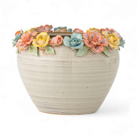 Bloomingville（ブルーミングヴィル）は2000年にデンマークで誕生した北欧インテリアブランドです。創業者ベティーナ・スタメのもと、北欧デザインの伝統に現代的な感性を融合させた製品を展開し、シンプルで温かみのあるライフスタイルを提案しています。ナチュラルな素材や落ち着いた色合いが特徴で、リビングやキッチン、バスルーム、子供部屋などさまざまな空間に自然に調和し、心地よさをもたらします。テーブルウェア、北欧雑貨、キッズアイテムまで幅広く揃え、使いやすさと美しさを兼ね備えたデザインで暮らしを彩ります。「小さな変化で大きな幸せを」というコンセプトのもと、手の届く価格で上質な北欧スタイルを日常に取り入れることができるのも魅力です。ナチュラルインテリアやシンプルモダンな空間づくりに関心のある方に最適なブランドとして、Bloomingvilleはヨーロッパを中心に世界中で高く評価されています。