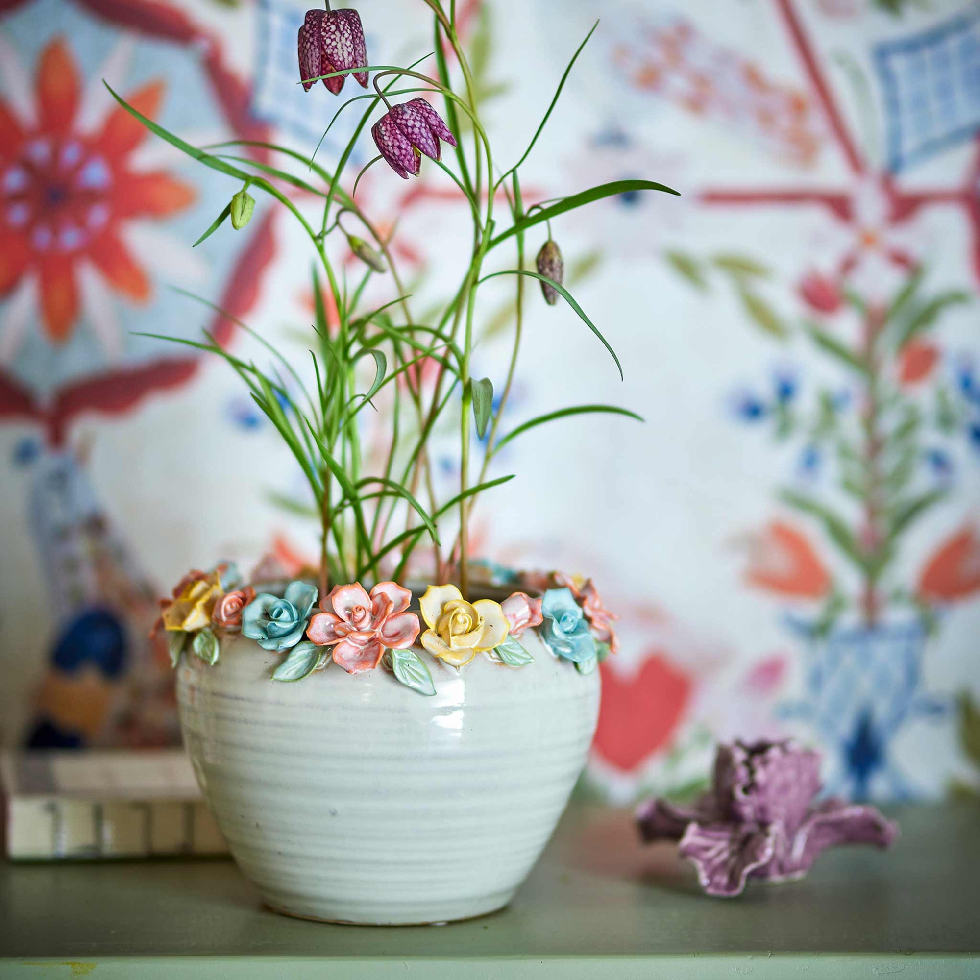 Bloomingville（ブルーミングヴィル）は2000年にデンマークで誕生した北欧インテリアブランドです。創業者ベティーナ・スタメのもと、北欧デザインの伝統に現代的な感性を融合させた製品を展開し、シンプルで温かみのあるライフスタイルを提案しています。ナチュラルな素材や落ち着いた色合いが特徴で、リビングやキッチン、バスルーム、子供部屋などさまざまな空間に自然に調和し、心地よさをもたらします。テーブルウェア、北欧雑貨、キッズアイテムまで幅広く揃え、使いやすさと美しさを兼ね備えたデザインで暮らしを彩ります。「小さな変化で大きな幸せを」というコンセプトのもと、手の届く価格で上質な北欧スタイルを日常に取り入れることができるのも魅力です。ナチュラルインテリアやシンプルモダンな空間づくりに関心のある方に最適なブランドとして、Bloomingvilleはヨーロッパを中心に世界中で高く評価されています。