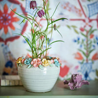 Bloomingville（ブルーミングヴィル）は2000年にデンマークで誕生した北欧インテリアブランドです。創業者ベティーナ・スタメのもと、北欧デザインの伝統に現代的な感性を融合させた製品を展開し、シンプルで温かみのあるライフスタイルを提案しています。ナチュラルな素材や落ち着いた色合いが特徴で、リビングやキッチン、バスルーム、子供部屋などさまざまな空間に自然に調和し、心地よさをもたらします。テーブルウェア、北欧雑貨、キッズアイテムまで幅広く揃え、使いやすさと美しさを兼ね備えたデザインで暮らしを彩ります。「小さな変化で大きな幸せを」というコンセプトのもと、手の届く価格で上質な北欧スタイルを日常に取り入れることができるのも魅力です。ナチュラルインテリアやシンプルモダンな空間づくりに関心のある方に最適なブランドとして、Bloomingvilleはヨーロッパを中心に世界中で高く評価されています。