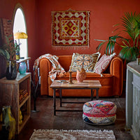 Bloomingville（ブルーミングヴィル）は2000年にデンマークで誕生した北欧インテリアブランドです。創業者ベティーナ・スタメのもと、北欧デザインの伝統に現代的な感性を融合させた製品を展開し、シンプルで温かみのあるライフスタイルを提案しています。ナチュラルな素材や落ち着いた色合いが特徴で、リビングやキッチン、バスルーム、子供部屋などさまざまな空間に自然に調和し、心地よさをもたらします。テーブルウェア、北欧雑貨、キッズアイテムまで幅広く揃え、使いやすさと美しさを兼ね備えたデザインで暮らしを彩ります。「小さな変化で大きな幸せを」というコンセプトのもと、手の届く価格で上質な北欧スタイルを日常に取り入れることができるのも魅力です。ナチュラルインテリアやシンプルモダンな空間づくりに関心のある方に最適なブランドとして、Bloomingvilleはヨーロッパを中心に世界中で高く評価されています。