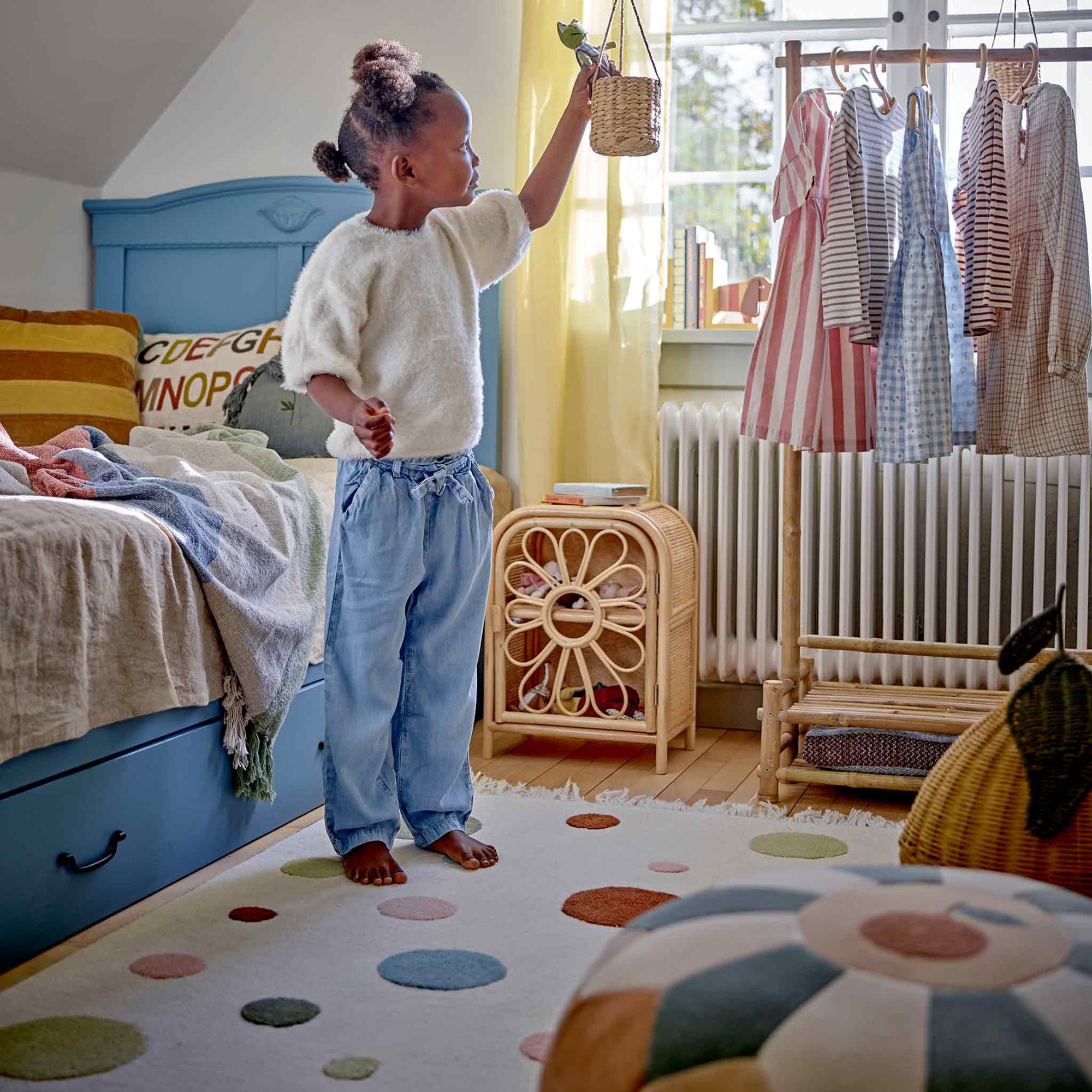 Bloomingville（ブルーミングヴィル）は2000年にデンマークで誕生した北欧インテリアブランドです。創業者ベティーナ・スタメのもと、北欧デザインの伝統に現代的な感性を融合させた製品を展開し、シンプルで温かみのあるライフスタイルを提案しています。ナチュラルな素材や落ち着いた色合いが特徴で、リビングやキッチン、バスルーム、子供部屋などさまざまな空間に自然に調和し、心地よさをもたらします。テーブルウェア、北欧雑貨、キッズアイテムまで幅広く揃え、使いやすさと美しさを兼ね備えたデザインで暮らしを彩ります。「小さな変化で大きな幸せを」というコンセプトのもと、手の届く価格で上質な北欧スタイルを日常に取り入れることができるのも魅力です。ナチュラルインテリアやシンプルモダンな空間づくりに関心のある方に最適なブランドとして、Bloomingvilleはヨーロッパを中心に世界中で高く評価されています。