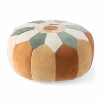 Bloomingville（ブルーミングヴィル）は2000年にデンマークで誕生した北欧インテリアブランドです。創業者ベティーナ・スタメのもと、北欧デザインの伝統に現代的な感性を融合させた製品を展開し、シンプルで温かみのあるライフスタイルを提案しています。ナチュラルな素材や落ち着いた色合いが特徴で、リビングやキッチン、バスルーム、子供部屋などさまざまな空間に自然に調和し、心地よさをもたらします。テーブルウェア、北欧雑貨、キッズアイテムまで幅広く揃え、使いやすさと美しさを兼ね備えたデザインで暮らしを彩ります。「小さな変化で大きな幸せを」というコンセプトのもと、手の届く価格で上質な北欧スタイルを日常に取り入れることができるのも魅力です。ナチュラルインテリアやシンプルモダンな空間づくりに関心のある方に最適なブランドとして、Bloomingvilleはヨーロッパを中心に世界中で高く評価されています。