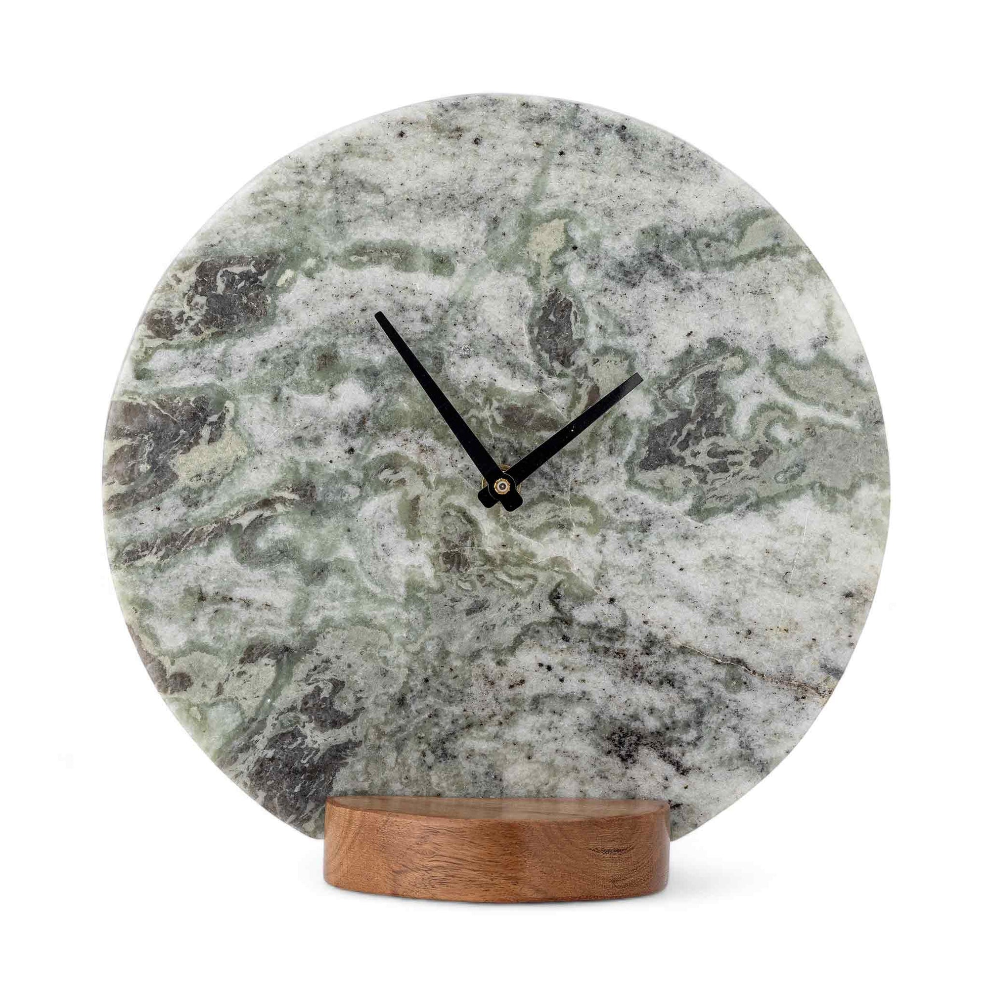 Bloomingville（ブルーミングヴィル）は2000年にデンマークで誕生した北欧インテリアブランドです。創業者ベティーナ・スタメのもと、北欧デザインの伝統に現代的な感性を融合させた製品を展開し、シンプルで温かみのあるライフスタイルを提案しています。ナチュラルな素材や落ち着いた色合いが特徴で、リビングやキッチン、バスルーム、子供部屋などさまざまな空間に自然に調和し、心地よさをもたらします。テーブルウェア、北欧雑貨、キッズアイテムまで幅広く揃え、使いやすさと美しさを兼ね備えたデザインで暮らしを彩ります。「小さな変化で大きな幸せを」というコンセプトのもと、手の届く価格で上質な北欧スタイルを日常に取り入れることができるのも魅力です。ナチュラルインテリアやシンプルモダンな空間づくりに関心のある方に最適なブランドとして、Bloomingvilleはヨーロッパを中心に世界中で高く評価されています。