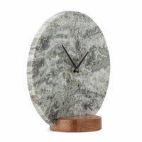 Bloomingville（ブルーミングヴィル）は2000年にデンマークで誕生した北欧インテリアブランドです。創業者ベティーナ・スタメのもと、北欧デザインの伝統に現代的な感性を融合させた製品を展開し、シンプルで温かみのあるライフスタイルを提案しています。ナチュラルな素材や落ち着いた色合いが特徴で、リビングやキッチン、バスルーム、子供部屋などさまざまな空間に自然に調和し、心地よさをもたらします。テーブルウェア、北欧雑貨、キッズアイテムまで幅広く揃え、使いやすさと美しさを兼ね備えたデザインで暮らしを彩ります。「小さな変化で大きな幸せを」というコンセプトのもと、手の届く価格で上質な北欧スタイルを日常に取り入れることができるのも魅力です。ナチュラルインテリアやシンプルモダンな空間づくりに関心のある方に最適なブランドとして、Bloomingvilleはヨーロッパを中心に世界中で高く評価されています。