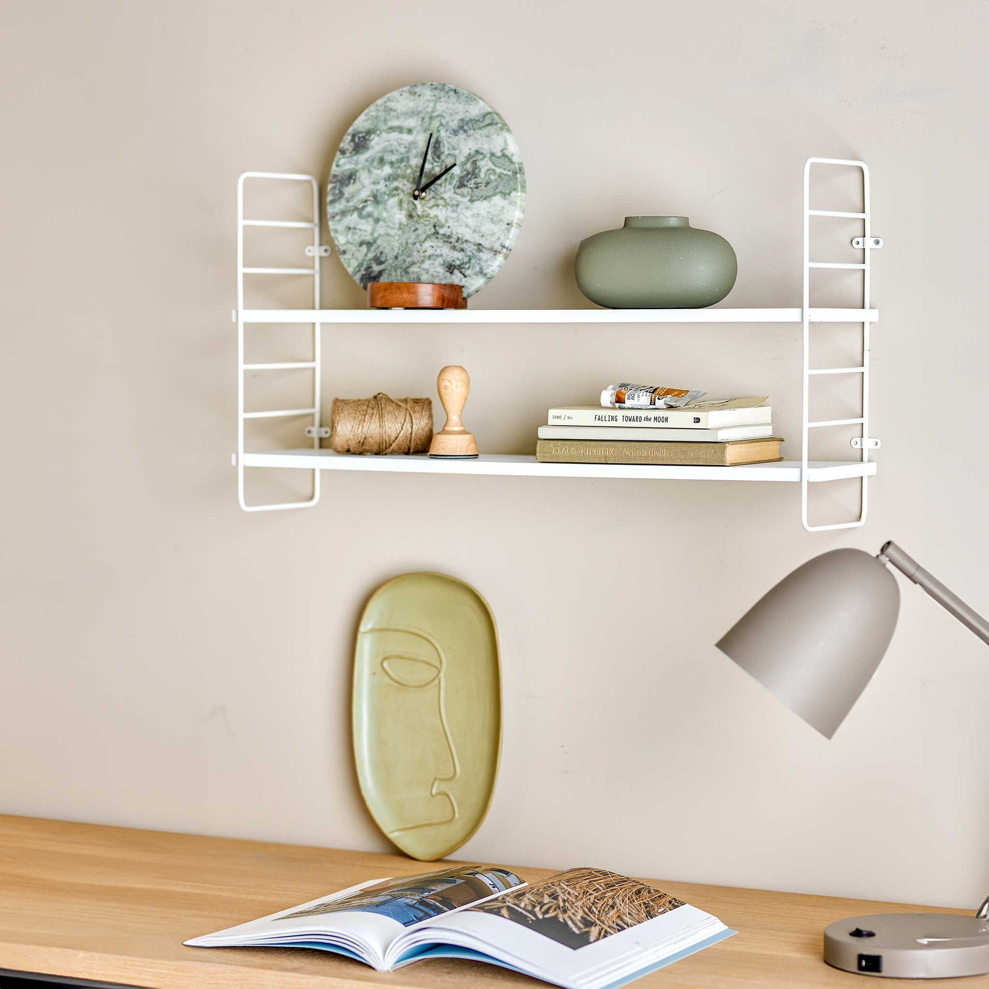 Bloomingville（ブルーミングヴィル）は2000年にデンマークで誕生した北欧インテリアブランドです。創業者ベティーナ・スタメのもと、北欧デザインの伝統に現代的な感性を融合させた製品を展開し、シンプルで温かみのあるライフスタイルを提案しています。ナチュラルな素材や落ち着いた色合いが特徴で、リビングやキッチン、バスルーム、子供部屋などさまざまな空間に自然に調和し、心地よさをもたらします。テーブルウェア、北欧雑貨、キッズアイテムまで幅広く揃え、使いやすさと美しさを兼ね備えたデザインで暮らしを彩ります。「小さな変化で大きな幸せを」というコンセプトのもと、手の届く価格で上質な北欧スタイルを日常に取り入れることができるのも魅力です。ナチュラルインテリアやシンプルモダンな空間づくりに関心のある方に最適なブランドとして、Bloomingvilleはヨーロッパを中心に世界中で高く評価されています。