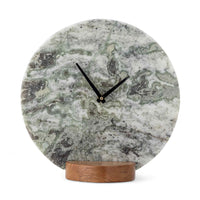 Bloomingville（ブルーミングヴィル）は2000年にデンマークで誕生した北欧インテリアブランドです。創業者ベティーナ・スタメのもと、北欧デザインの伝統に現代的な感性を融合させた製品を展開し、シンプルで温かみのあるライフスタイルを提案しています。ナチュラルな素材や落ち着いた色合いが特徴で、リビングやキッチン、バスルーム、子供部屋などさまざまな空間に自然に調和し、心地よさをもたらします。テーブルウェア、北欧雑貨、キッズアイテムまで幅広く揃え、使いやすさと美しさを兼ね備えたデザインで暮らしを彩ります。「小さな変化で大きな幸せを」というコンセプトのもと、手の届く価格で上質な北欧スタイルを日常に取り入れることができるのも魅力です。ナチュラルインテリアやシンプルモダンな空間づくりに関心のある方に最適なブランドとして、Bloomingvilleはヨーロッパを中心に世界中で高く評価されています。