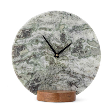 Bloomingville（ブルーミングヴィル）は2000年にデンマークで誕生した北欧インテリアブランドです。創業者ベティーナ・スタメのもと、北欧デザインの伝統に現代的な感性を融合させた製品を展開し、シンプルで温かみのあるライフスタイルを提案しています。ナチュラルな素材や落ち着いた色合いが特徴で、リビングやキッチン、バスルーム、子供部屋などさまざまな空間に自然に調和し、心地よさをもたらします。テーブルウェア、北欧雑貨、キッズアイテムまで幅広く揃え、使いやすさと美しさを兼ね備えたデザインで暮らしを彩ります。「小さな変化で大きな幸せを」というコンセプトのもと、手の届く価格で上質な北欧スタイルを日常に取り入れることができるのも魅力です。ナチュラルインテリアやシンプルモダンな空間づくりに関心のある方に最適なブランドとして、Bloomingvilleはヨーロッパを中心に世界中で高く評価されています。