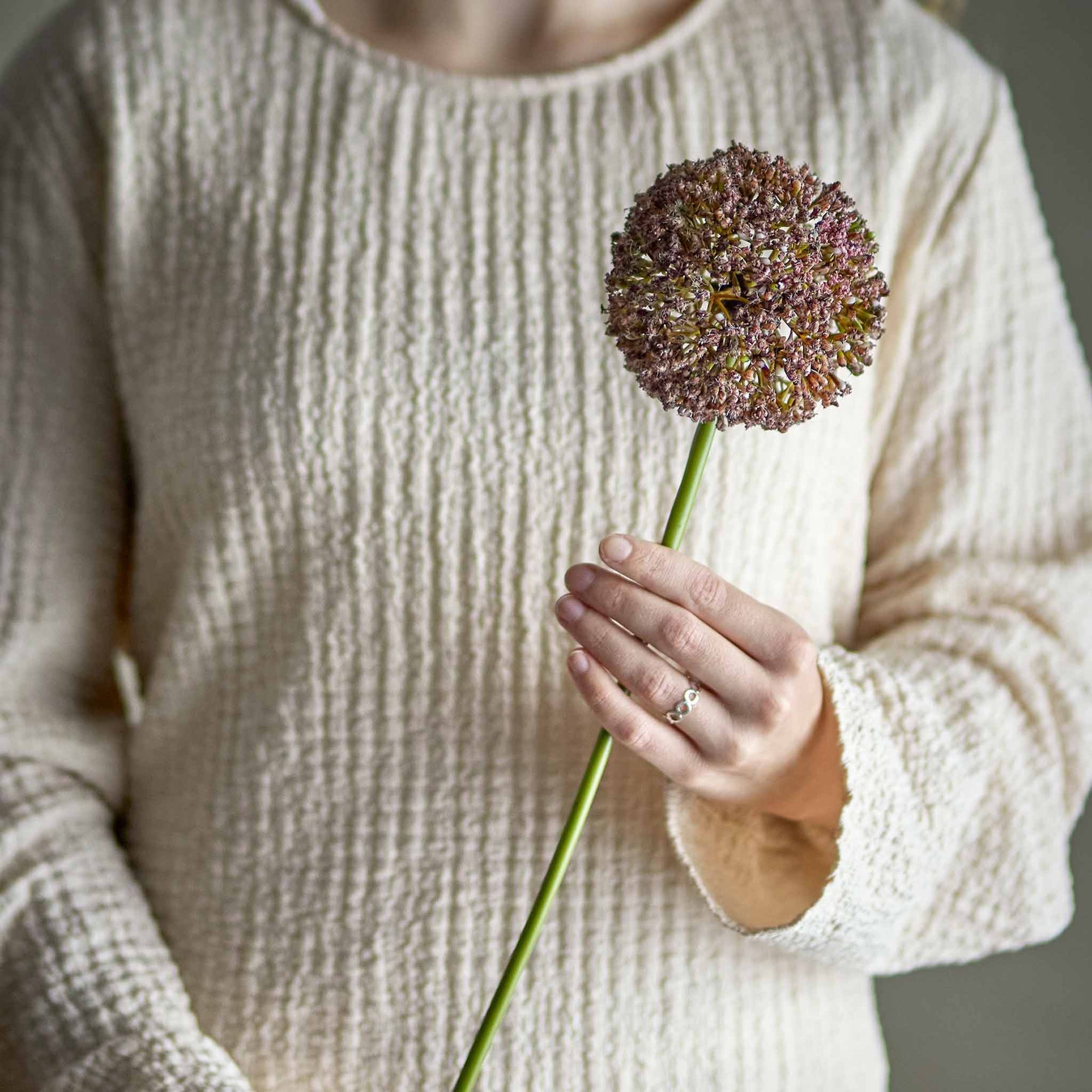 Bloomingville（ブルーミングヴィル）は2000年にデンマークで誕生した北欧インテリアブランドです。創業者ベティーナ・スタメのもと、北欧デザインの伝統に現代的な感性を融合させた製品を展開し、シンプルで温かみのあるライフスタイルを提案しています。ナチュラルな素材や落ち着いた色合いが特徴で、リビングやキッチン、バスルーム、子供部屋などさまざまな空間に自然に調和し、心地よさをもたらします。テーブルウェア、北欧雑貨、キッズアイテムまで幅広く揃え、使いやすさと美しさを兼ね備えたデザインで暮らしを彩ります。「小さな変化で大きな幸せを」というコンセプトのもと、手の届く価格で上質な北欧スタイルを日常に取り入れることができるのも魅力です。ナチュラルインテリアやシンプルモダンな空間づくりに関心のある方に最適なブランドとして、Bloomingvilleはヨーロッパを中心に世界中で高く評価されています。