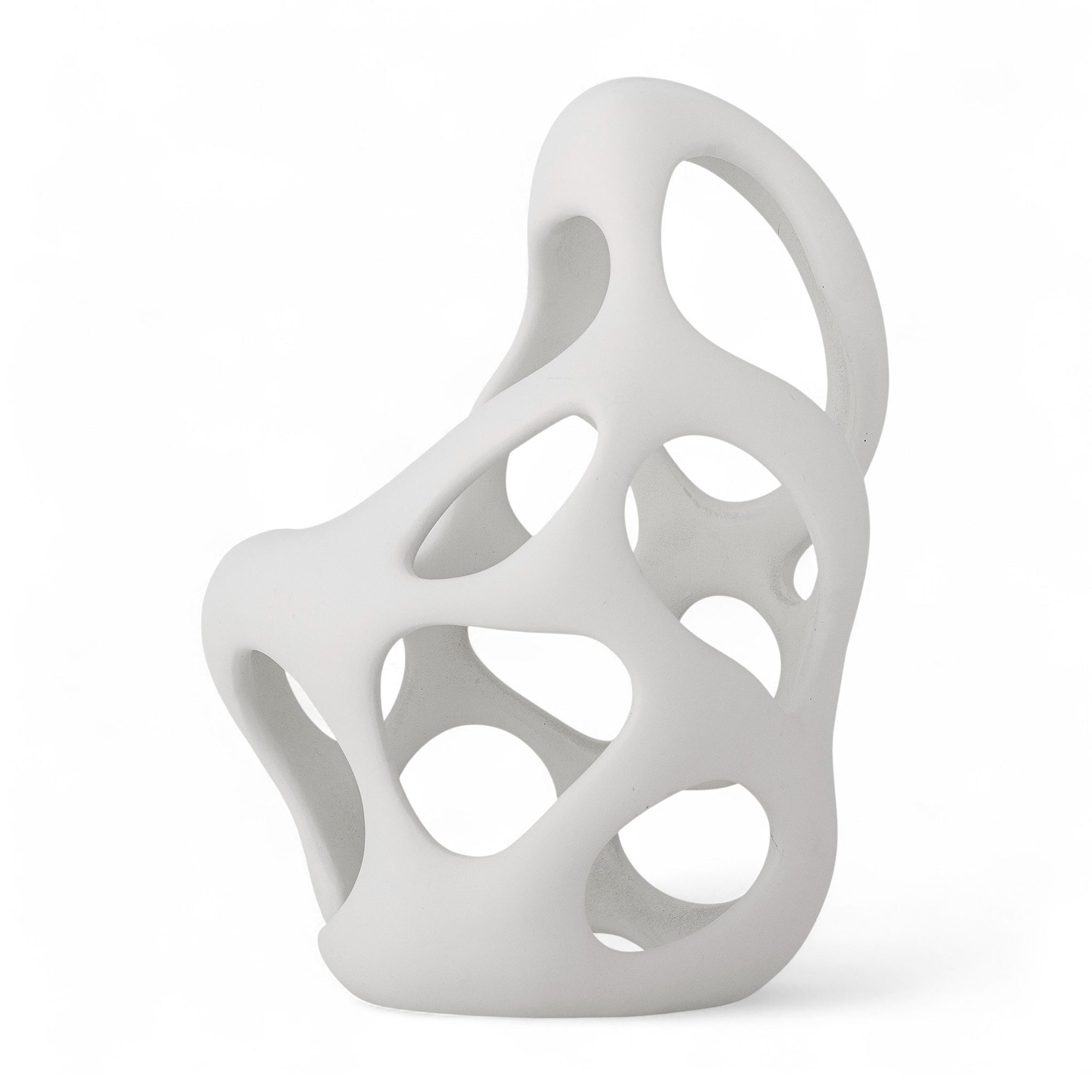 Bloomingville（ブルーミングヴィル）は2000年にデンマークで誕生した北欧インテリアブランドです。創業者ベティーナ・スタメのもと、北欧デザインの伝統に現代的な感性を融合させた製品を展開し、シンプルで温かみのあるライフスタイルを提案しています。ナチュラルな素材や落ち着いた色合いが特徴で、リビングやキッチン、バスルーム、子供部屋などさまざまな空間に自然に調和し、心地よさをもたらします。テーブルウェア、北欧雑貨、キッズアイテムまで幅広く揃え、使いやすさと美しさを兼ね備えたデザインで暮らしを彩ります。「小さな変化で大きな幸せを」というコンセプトのもと、手の届く価格で上質な北欧スタイルを日常に取り入れることができるのも魅力です。ナチュラルインテリアやシンプルモダンな空間づくりに関心のある方に最適なブランドとして、Bloomingvilleはヨーロッパを中心に世界中で高く評価されています。