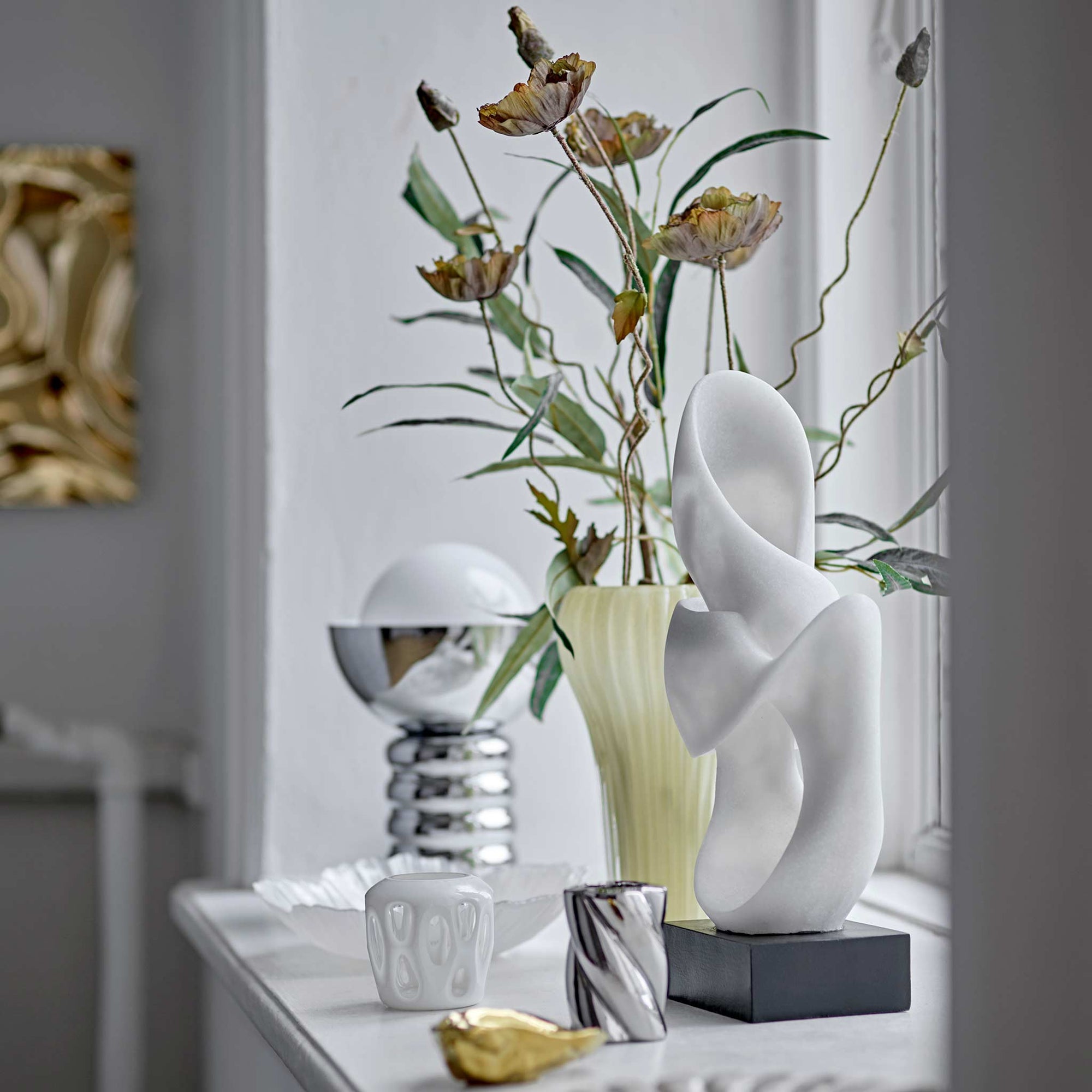 Bloomingville（ブルーミングヴィル）は2000年にデンマークで誕生した北欧インテリアブランドです。創業者ベティーナ・スタメのもと、北欧デザインの伝統に現代的な感性を融合させた製品を展開し、シンプルで温かみのあるライフスタイルを提案しています。ナチュラルな素材や落ち着いた色合いが特徴で、リビングやキッチン、バスルーム、子供部屋などさまざまな空間に自然に調和し、心地よさをもたらします。テーブルウェア、北欧雑貨、キッズアイテムまで幅広く揃え、使いやすさと美しさを兼ね備えたデザインで暮らしを彩ります。「小さな変化で大きな幸せを」というコンセプトのもと、手の届く価格で上質な北欧スタイルを日常に取り入れることができるのも魅力です。ナチュラルインテリアやシンプルモダンな空間づくりに関心のある方に最適なブランドとして、Bloomingvilleはヨーロッパを中心に世界中で高く評価されています。