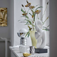 Bloomingville（ブルーミングヴィル）は2000年にデンマークで誕生した北欧インテリアブランドです。創業者ベティーナ・スタメのもと、北欧デザインの伝統に現代的な感性を融合させた製品を展開し、シンプルで温かみのあるライフスタイルを提案しています。ナチュラルな素材や落ち着いた色合いが特徴で、リビングやキッチン、バスルーム、子供部屋などさまざまな空間に自然に調和し、心地よさをもたらします。テーブルウェア、北欧雑貨、キッズアイテムまで幅広く揃え、使いやすさと美しさを兼ね備えたデザインで暮らしを彩ります。「小さな変化で大きな幸せを」というコンセプトのもと、手の届く価格で上質な北欧スタイルを日常に取り入れることができるのも魅力です。ナチュラルインテリアやシンプルモダンな空間づくりに関心のある方に最適なブランドとして、Bloomingvilleはヨーロッパを中心に世界中で高く評価されています。