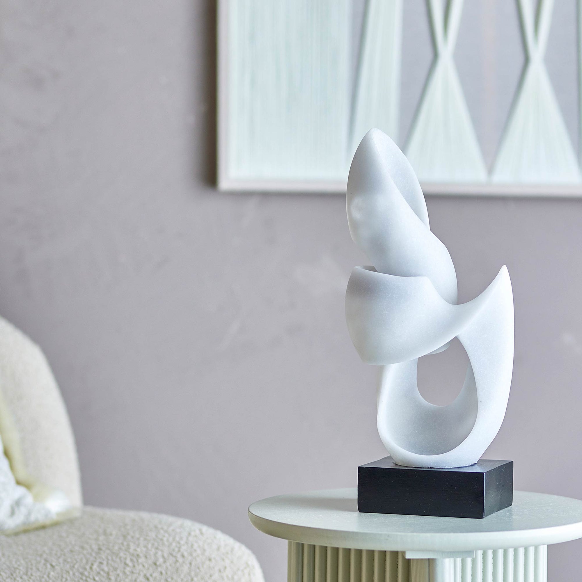 Bloomingville（ブルーミングヴィル）は2000年にデンマークで誕生した北欧インテリアブランドです。創業者ベティーナ・スタメのもと、北欧デザインの伝統に現代的な感性を融合させた製品を展開し、シンプルで温かみのあるライフスタイルを提案しています。ナチュラルな素材や落ち着いた色合いが特徴で、リビングやキッチン、バスルーム、子供部屋などさまざまな空間に自然に調和し、心地よさをもたらします。テーブルウェア、北欧雑貨、キッズアイテムまで幅広く揃え、使いやすさと美しさを兼ね備えたデザインで暮らしを彩ります。「小さな変化で大きな幸せを」というコンセプトのもと、手の届く価格で上質な北欧スタイルを日常に取り入れることができるのも魅力です。ナチュラルインテリアやシンプルモダンな空間づくりに関心のある方に最適なブランドとして、Bloomingvilleはヨーロッパを中心に世界中で高く評価されています。