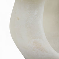 Bloomingville（ブルーミングヴィル）は2000年にデンマークで誕生した北欧インテリアブランドです。創業者ベティーナ・スタメのもと、北欧デザインの伝統に現代的な感性を融合させた製品を展開し、シンプルで温かみのあるライフスタイルを提案しています。ナチュラルな素材や落ち着いた色合いが特徴で、リビングやキッチン、バスルーム、子供部屋などさまざまな空間に自然に調和し、心地よさをもたらします。テーブルウェア、北欧雑貨、キッズアイテムまで幅広く揃え、使いやすさと美しさを兼ね備えたデザインで暮らしを彩ります。「小さな変化で大きな幸せを」というコンセプトのもと、手の届く価格で上質な北欧スタイルを日常に取り入れることができるのも魅力です。ナチュラルインテリアやシンプルモダンな空間づくりに関心のある方に最適なブランドとして、Bloomingvilleはヨーロッパを中心に世界中で高く評価されています。