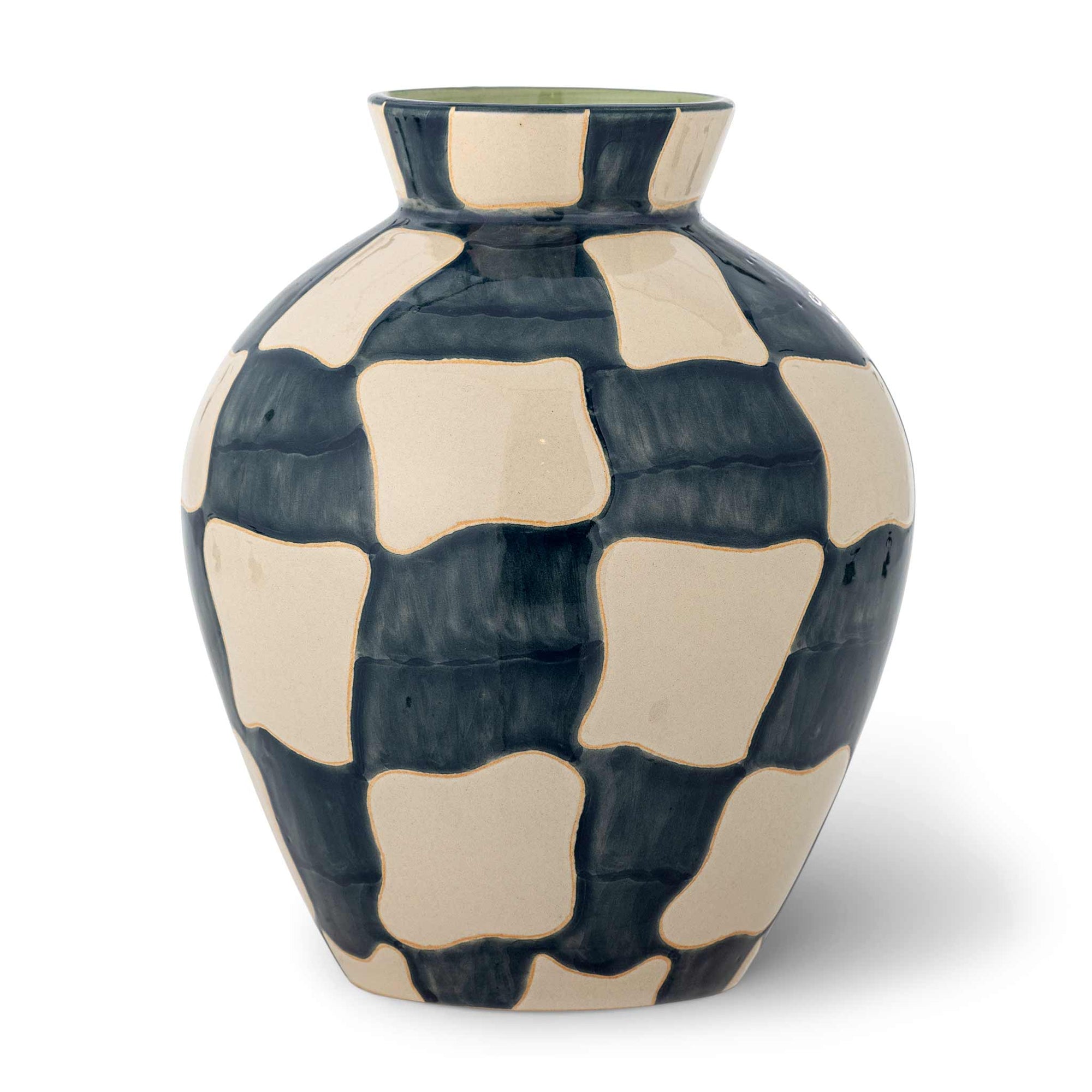 Bloomingville（ブルーミングヴィル）は2000年にデンマークで誕生した北欧インテリアブランドです。創業者ベティーナ・スタメのもと、北欧デザインの伝統に現代的な感性を融合させた製品を展開し、シンプルで温かみのあるライフスタイルを提案しています。ナチュラルな素材や落ち着いた色合いが特徴で、リビングやキッチン、バスルーム、子供部屋などさまざまな空間に自然に調和し、心地よさをもたらします。テーブルウェア、北欧雑貨、キッズアイテムまで幅広く揃え、使いやすさと美しさを兼ね備えたデザインで暮らしを彩ります。「小さな変化で大きな幸せを」というコンセプトのもと、手の届く価格で上質な北欧スタイルを日常に取り入れることができるのも魅力です。ナチュラルインテリアやシンプルモダンな空間づくりに関心のある方に最適なブランドとして、Bloomingvilleはヨーロッパを中心に世界中で高く評価されています。