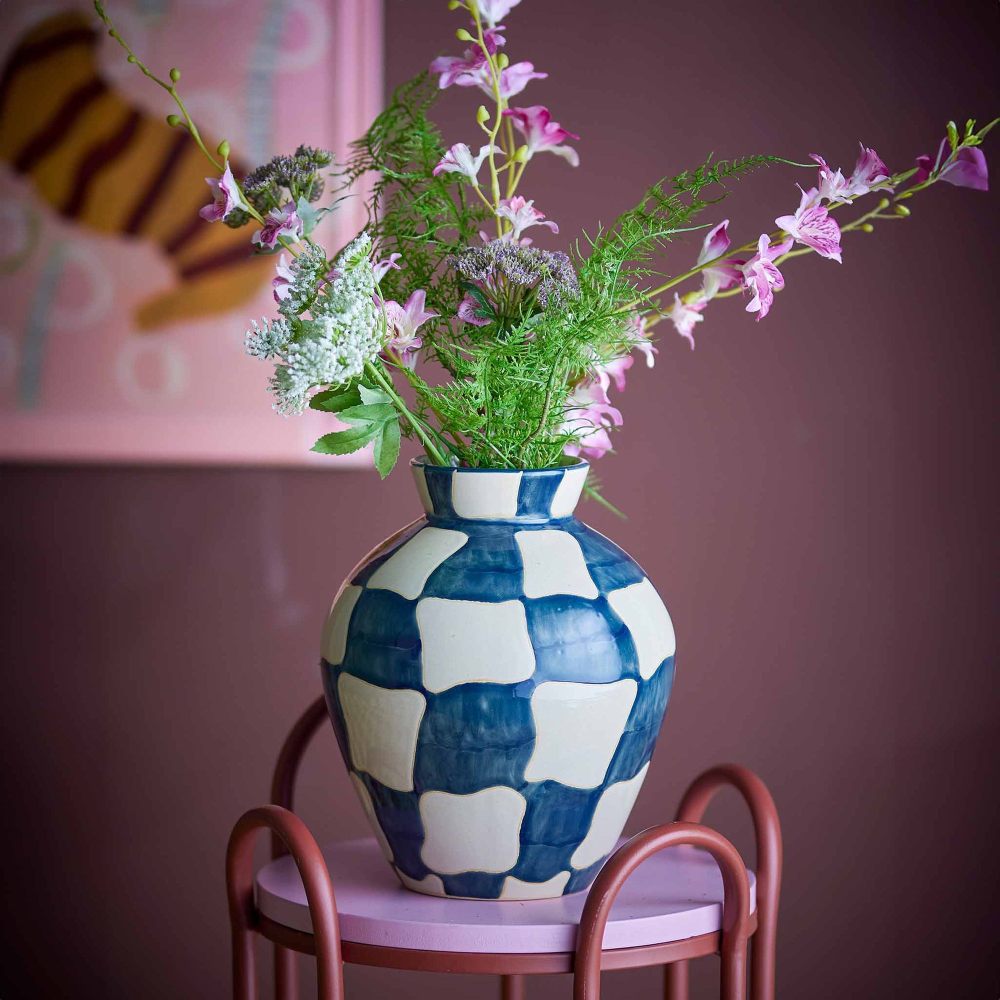 Bloomingville（ブルーミングヴィル）は2000年にデンマークで誕生した北欧インテリアブランドです。創業者ベティーナ・スタメのもと、北欧デザインの伝統に現代的な感性を融合させた製品を展開し、シンプルで温かみのあるライフスタイルを提案しています。ナチュラルな素材や落ち着いた色合いが特徴で、リビングやキッチン、バスルーム、子供部屋などさまざまな空間に自然に調和し、心地よさをもたらします。テーブルウェア、北欧雑貨、キッズアイテムまで幅広く揃え、使いやすさと美しさを兼ね備えたデザインで暮らしを彩ります。「小さな変化で大きな幸せを」というコンセプトのもと、手の届く価格で上質な北欧スタイルを日常に取り入れることができるのも魅力です。ナチュラルインテリアやシンプルモダンな空間づくりに関心のある方に最適なブランドとして、Bloomingvilleはヨーロッパを中心に世界中で高く評価されています。