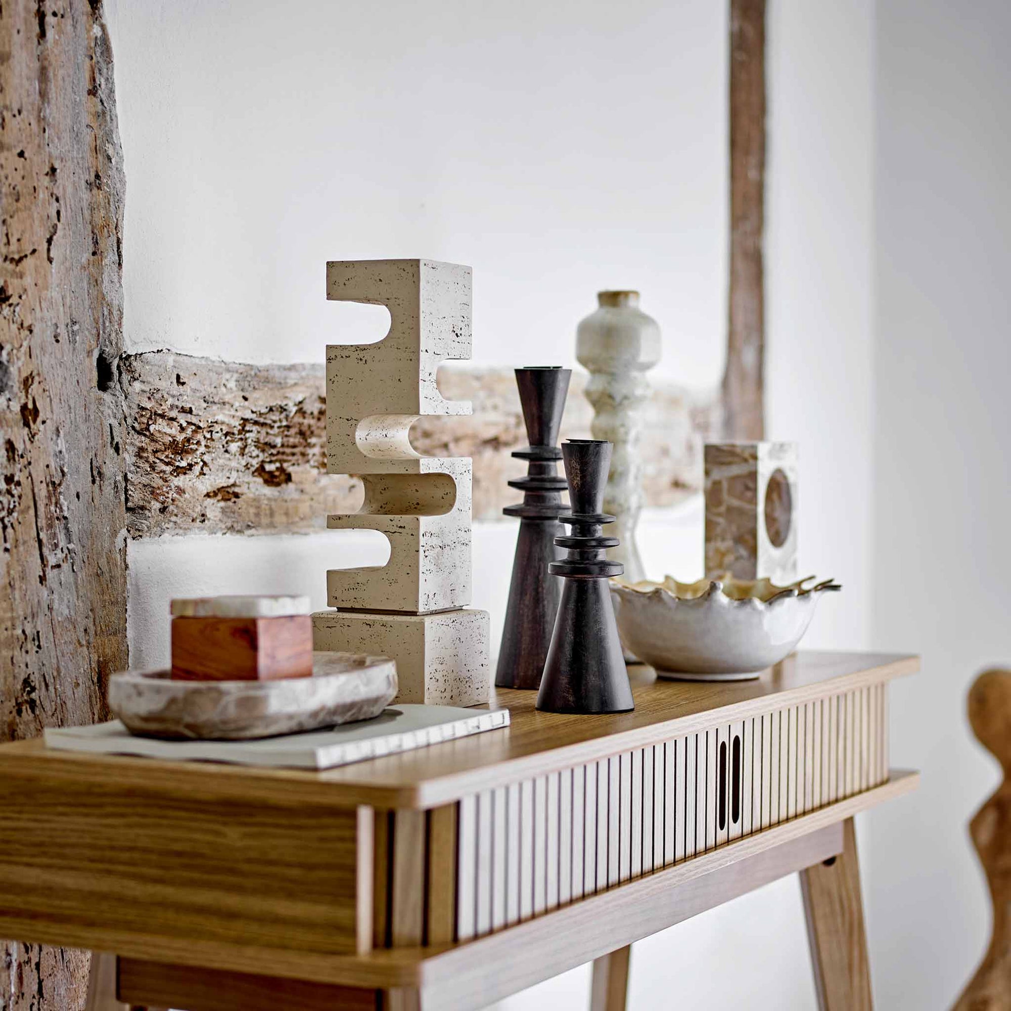 Bloomingville（ブルーミングヴィル）は2000年にデンマークで誕生した北欧インテリアブランドです。創業者ベティーナ・スタメのもと、北欧デザインの伝統に現代的な感性を融合させた製品を展開し、シンプルで温かみのあるライフスタイルを提案しています。ナチュラルな素材や落ち着いた色合いが特徴で、リビングやキッチン、バスルーム、子供部屋などさまざまな空間に自然に調和し、心地よさをもたらします。テーブルウェア、北欧雑貨、キッズアイテムまで幅広く揃え、使いやすさと美しさを兼ね備えたデザインで暮らしを彩ります。「小さな変化で大きな幸せを」というコンセプトのもと、手の届く価格で上質な北欧スタイルを日常に取り入れることができるのも魅力です。ナチュラルインテリアやシンプルモダンな空間づくりに関心のある方に最適なブランドとして、Bloomingvilleはヨーロッパを中心に世界中で高く評価されています。