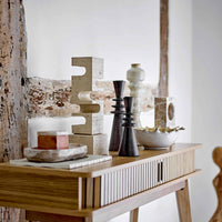 Bloomingville（ブルーミングヴィル）は2000年にデンマークで誕生した北欧インテリアブランドです。創業者ベティーナ・スタメのもと、北欧デザインの伝統に現代的な感性を融合させた製品を展開し、シンプルで温かみのあるライフスタイルを提案しています。ナチュラルな素材や落ち着いた色合いが特徴で、リビングやキッチン、バスルーム、子供部屋などさまざまな空間に自然に調和し、心地よさをもたらします。テーブルウェア、北欧雑貨、キッズアイテムまで幅広く揃え、使いやすさと美しさを兼ね備えたデザインで暮らしを彩ります。「小さな変化で大きな幸せを」というコンセプトのもと、手の届く価格で上質な北欧スタイルを日常に取り入れることができるのも魅力です。ナチュラルインテリアやシンプルモダンな空間づくりに関心のある方に最適なブランドとして、Bloomingvilleはヨーロッパを中心に世界中で高く評価されています。