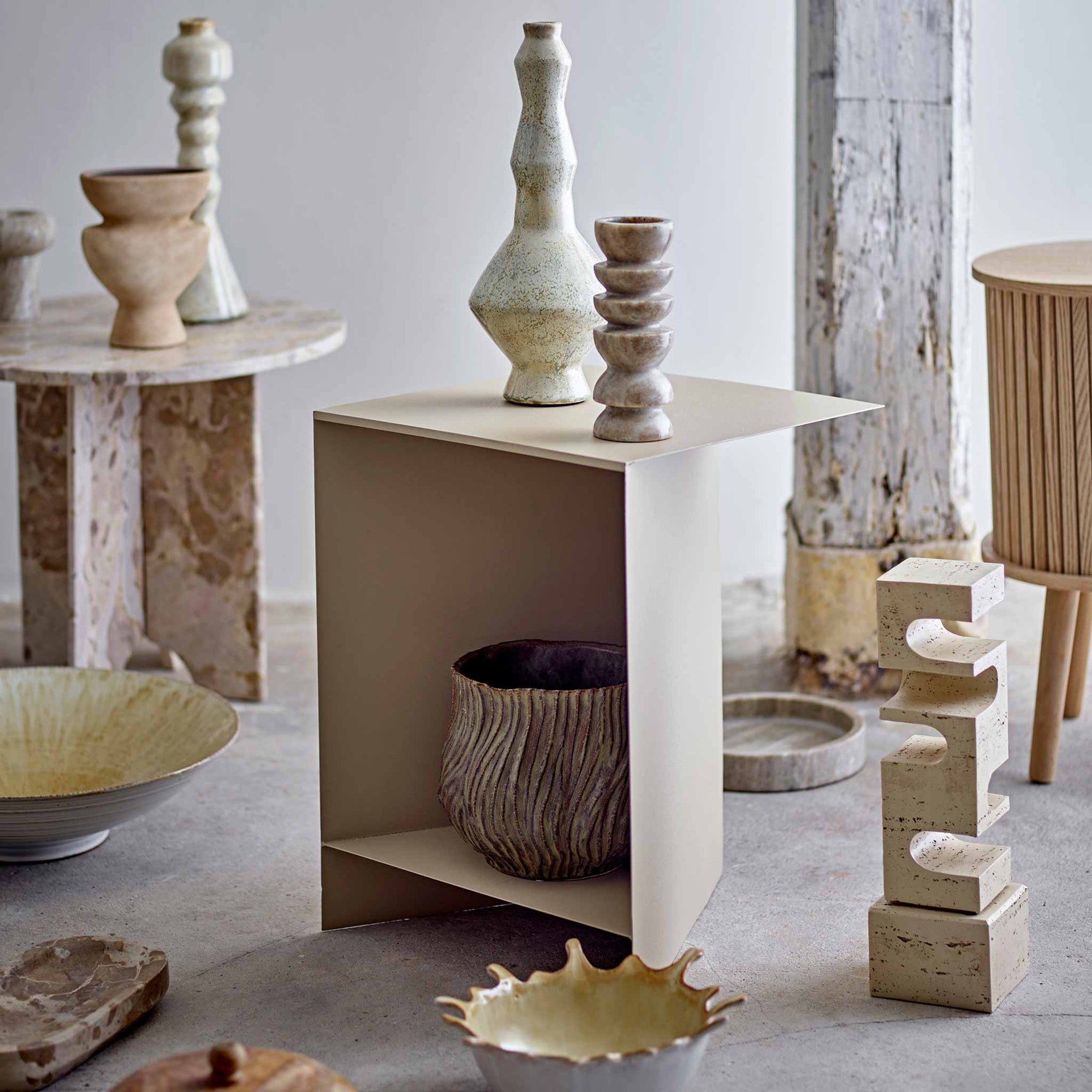 Bloomingville（ブルーミングヴィル）は2000年にデンマークで誕生した北欧インテリアブランドです。創業者ベティーナ・スタメのもと、北欧デザインの伝統に現代的な感性を融合させた製品を展開し、シンプルで温かみのあるライフスタイルを提案しています。ナチュラルな素材や落ち着いた色合いが特徴で、リビングやキッチン、バスルーム、子供部屋などさまざまな空間に自然に調和し、心地よさをもたらします。テーブルウェア、北欧雑貨、キッズアイテムまで幅広く揃え、使いやすさと美しさを兼ね備えたデザインで暮らしを彩ります。「小さな変化で大きな幸せを」というコンセプトのもと、手の届く価格で上質な北欧スタイルを日常に取り入れることができるのも魅力です。ナチュラルインテリアやシンプルモダンな空間づくりに関心のある方に最適なブランドとして、Bloomingvilleはヨーロッパを中心に世界中で高く評価されています。