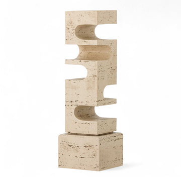 Bloomingville（ブルーミングヴィル）は2000年にデンマークで誕生した北欧インテリアブランドです。創業者ベティーナ・スタメのもと、北欧デザインの伝統に現代的な感性を融合させた製品を展開し、シンプルで温かみのあるライフスタイルを提案しています。ナチュラルな素材や落ち着いた色合いが特徴で、リビングやキッチン、バスルーム、子供部屋などさまざまな空間に自然に調和し、心地よさをもたらします。テーブルウェア、北欧雑貨、キッズアイテムまで幅広く揃え、使いやすさと美しさを兼ね備えたデザインで暮らしを彩ります。「小さな変化で大きな幸せを」というコンセプトのもと、手の届く価格で上質な北欧スタイルを日常に取り入れることができるのも魅力です。ナチュラルインテリアやシンプルモダンな空間づくりに関心のある方に最適なブランドとして、Bloomingvilleはヨーロッパを中心に世界中で高く評価されています。