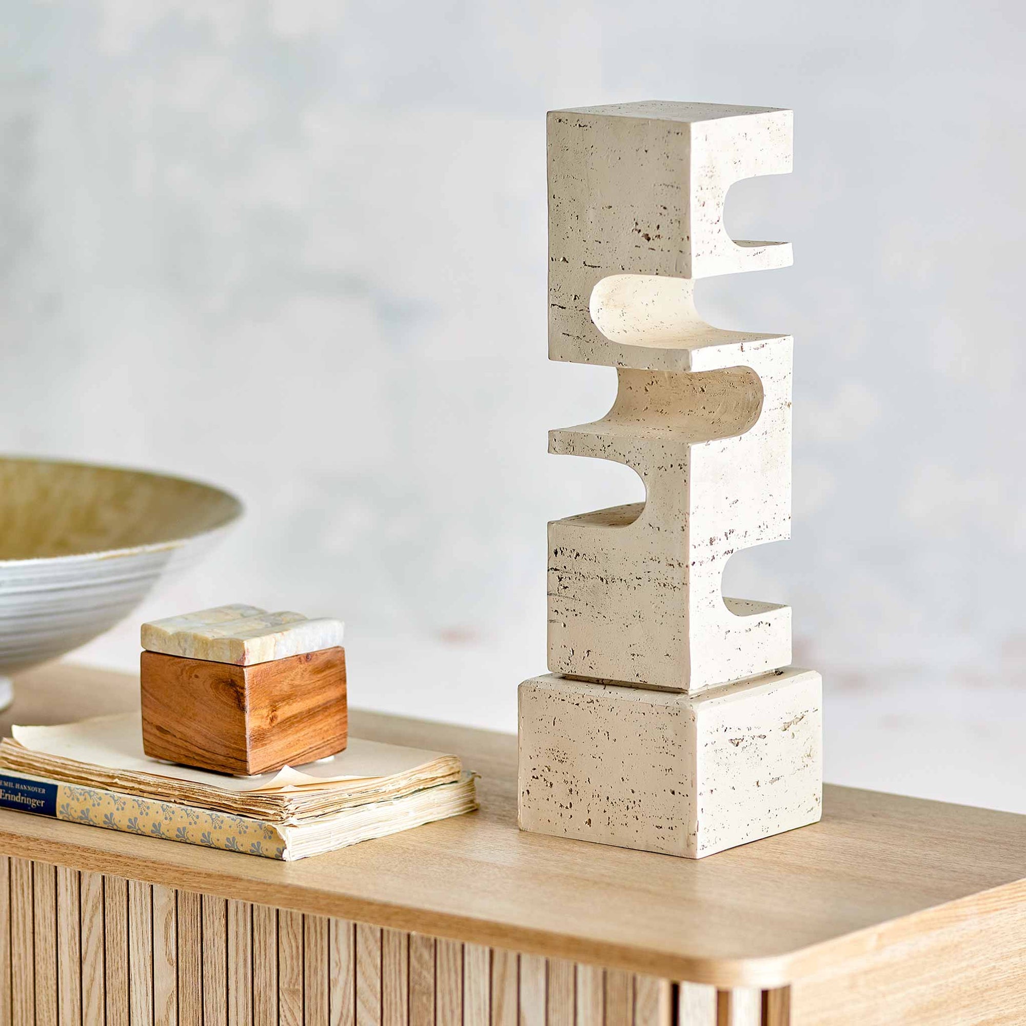 Bloomingville（ブルーミングヴィル）は2000年にデンマークで誕生した北欧インテリアブランドです。創業者ベティーナ・スタメのもと、北欧デザインの伝統に現代的な感性を融合させた製品を展開し、シンプルで温かみのあるライフスタイルを提案しています。ナチュラルな素材や落ち着いた色合いが特徴で、リビングやキッチン、バスルーム、子供部屋などさまざまな空間に自然に調和し、心地よさをもたらします。テーブルウェア、北欧雑貨、キッズアイテムまで幅広く揃え、使いやすさと美しさを兼ね備えたデザインで暮らしを彩ります。「小さな変化で大きな幸せを」というコンセプトのもと、手の届く価格で上質な北欧スタイルを日常に取り入れることができるのも魅力です。ナチュラルインテリアやシンプルモダンな空間づくりに関心のある方に最適なブランドとして、Bloomingvilleはヨーロッパを中心に世界中で高く評価されています。