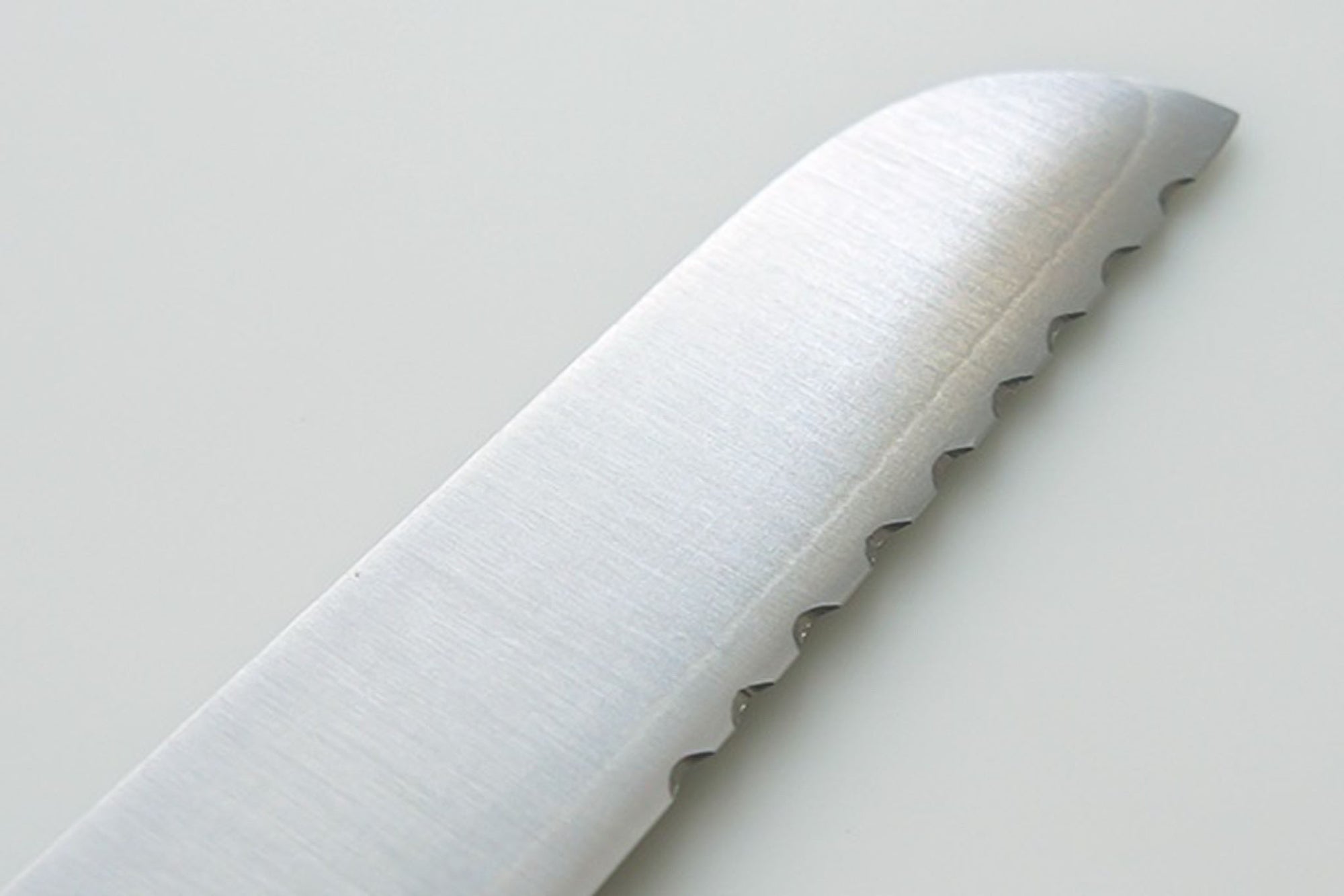 こちらの庖丁の特徴は、なんといっても「波刃ではない」パン切り庖丁の"切れ味"です。パンの切り口がなめらかで、パンくずがほとんどでません。刃が落ちる感じに切れ、思わず何枚も切りたくなる切れ味。断面がボソボソとしないため、バターやジャムも塗りやすく、サンドイッチのパンの耳落としも手を添える程度で切り落とせます。フランスパンのような皮が硬めのパンも先端部の波刃できっかけをつくることですっと切れるようになっています。堅くて腐りにくい栗材。さらに、その栗材をタダフサの特許技術から生まれた抗菌炭化木にしたものをハンドルに使用しています。木材そのものの質感を残した抗菌炭化木は、炭の一歩手前の状態にして菌が繁殖出来なくなり死滅してしまう木材です。また刃の部分は、ステンレス並みのクロームや炭素、モリブデン、バナジュウム等を含有する硬く粘りのある特殊合金を使用。鋭い切れ味を保ちやすいのが特長です。