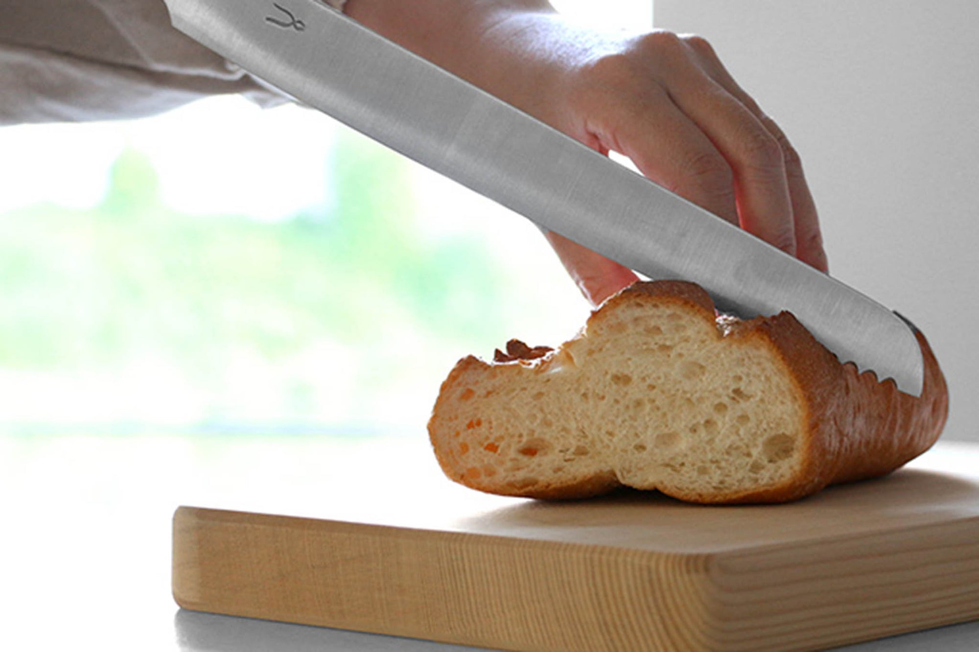 こちらの庖丁の特徴は、なんといっても「波刃ではない」パン切り庖丁の"切れ味"です。パンの切り口がなめらかで、パンくずがほとんどでません。刃が落ちる感じに切れ、思わず何枚も切りたくなる切れ味。断面がボソボソとしないため、バターやジャムも塗りやすく、サンドイッチのパンの耳落としも手を添える程度で切り落とせます。フランスパンのような皮が硬めのパンも先端部の波刃できっかけをつくることですっと切れるようになっています。堅くて腐りにくい栗材。さらに、その栗材をタダフサの特許技術から生まれた抗菌炭化木にしたものをハンドルに使用しています。木材そのものの質感を残した抗菌炭化木は、炭の一歩手前の状態にして菌が繁殖出来なくなり死滅してしまう木材です。また刃の部分は、ステンレス並みのクロームや炭素、モリブデン、バナジュウム等を含有する硬く粘りのある特殊合金を使用。鋭い切れ味を保ちやすいのが特長です。