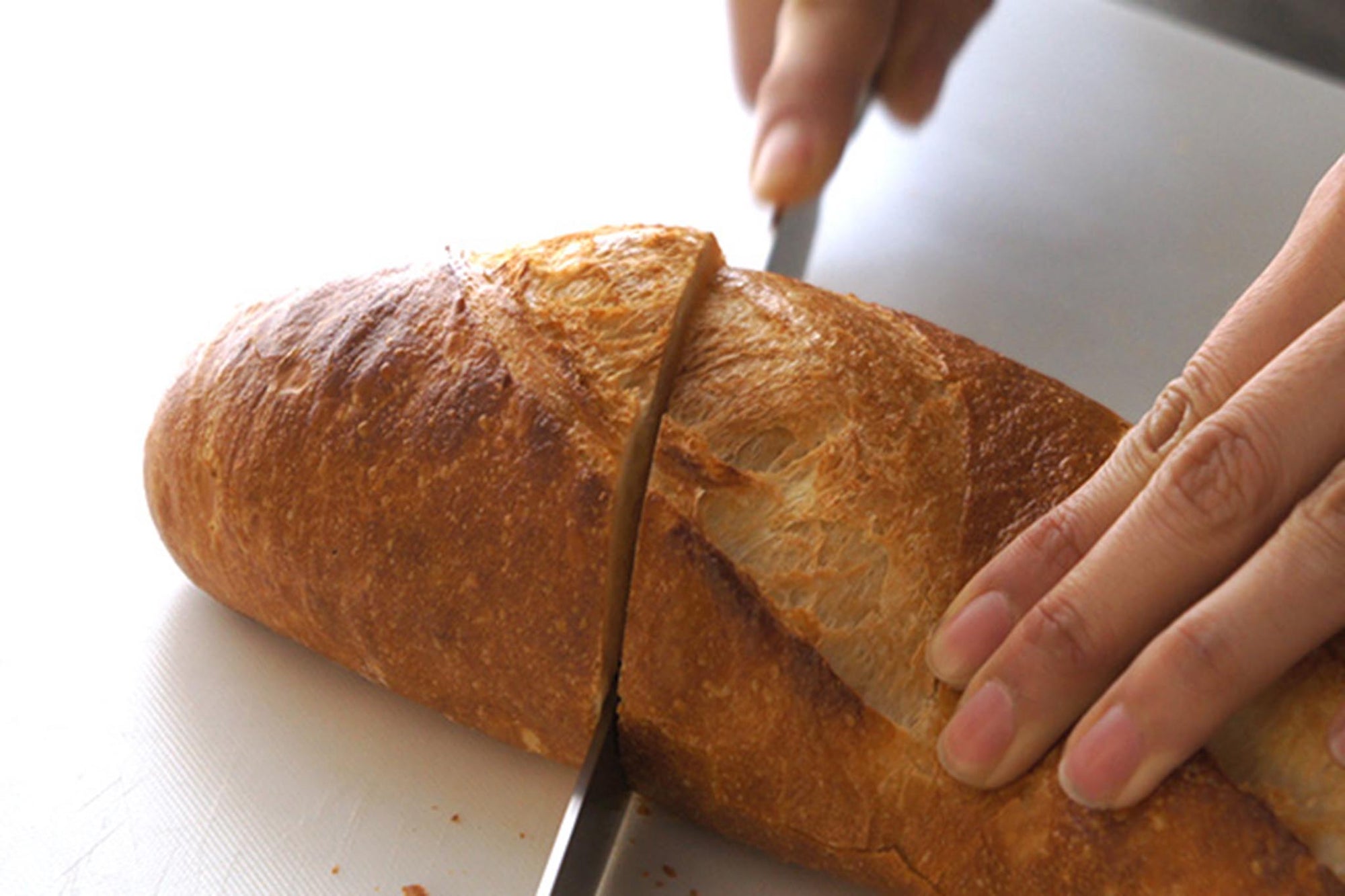 こちらの庖丁の特徴は、なんといっても「波刃ではない」パン切り庖丁の"切れ味"です。パンの切り口がなめらかで、パンくずがほとんどでません。刃が落ちる感じに切れ、思わず何枚も切りたくなる切れ味。断面がボソボソとしないため、バターやジャムも塗りやすく、サンドイッチのパンの耳落としも手を添える程度で切り落とせます。フランスパンのような皮が硬めのパンも先端部の波刃できっかけをつくることですっと切れるようになっています。堅くて腐りにくい栗材。さらに、その栗材をタダフサの特許技術から生まれた抗菌炭化木にしたものをハンドルに使用しています。木材そのものの質感を残した抗菌炭化木は、炭の一歩手前の状態にして菌が繁殖出来なくなり死滅してしまう木材です。また刃の部分は、ステンレス並みのクロームや炭素、モリブデン、バナジュウム等を含有する硬く粘りのある特殊合金を使用。鋭い切れ味を保ちやすいのが特長です。