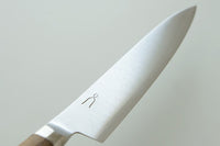 通常「ペティ」と呼ばれる庖丁です。「ペティ」とは小さいという意味ですが、大きなものでなければ、これくらいのサイズが調度いいという人も多いのでは。 朝食など、ちょっとしたものを切るのに、毎日活躍する庖丁です。ジャガイモや人参の面取り、野菜の飾り切りなど、大きな庖丁では面倒な細工もこのペティナイフがあれば簡単にできます。小回りがきく扱いやすい庖丁は1本あると、とても便利です。堅くて腐りにくい栗材。さらに、その栗材をタダフサの特許技術から生まれた抗菌炭化木にしたものをハンドルに使用しています。木材そのものの質感を残した抗菌炭化木は、炭の一歩手前の状態にして菌が繁殖出来なくなり死滅してしまう木材です。また刃の部分は、ステンレス並みのクロームや炭素、モリブデン、バナジュウム等を含有する硬く粘りのある特殊合金を使用。鋭い切れ味を保ちやすいのが特長です。