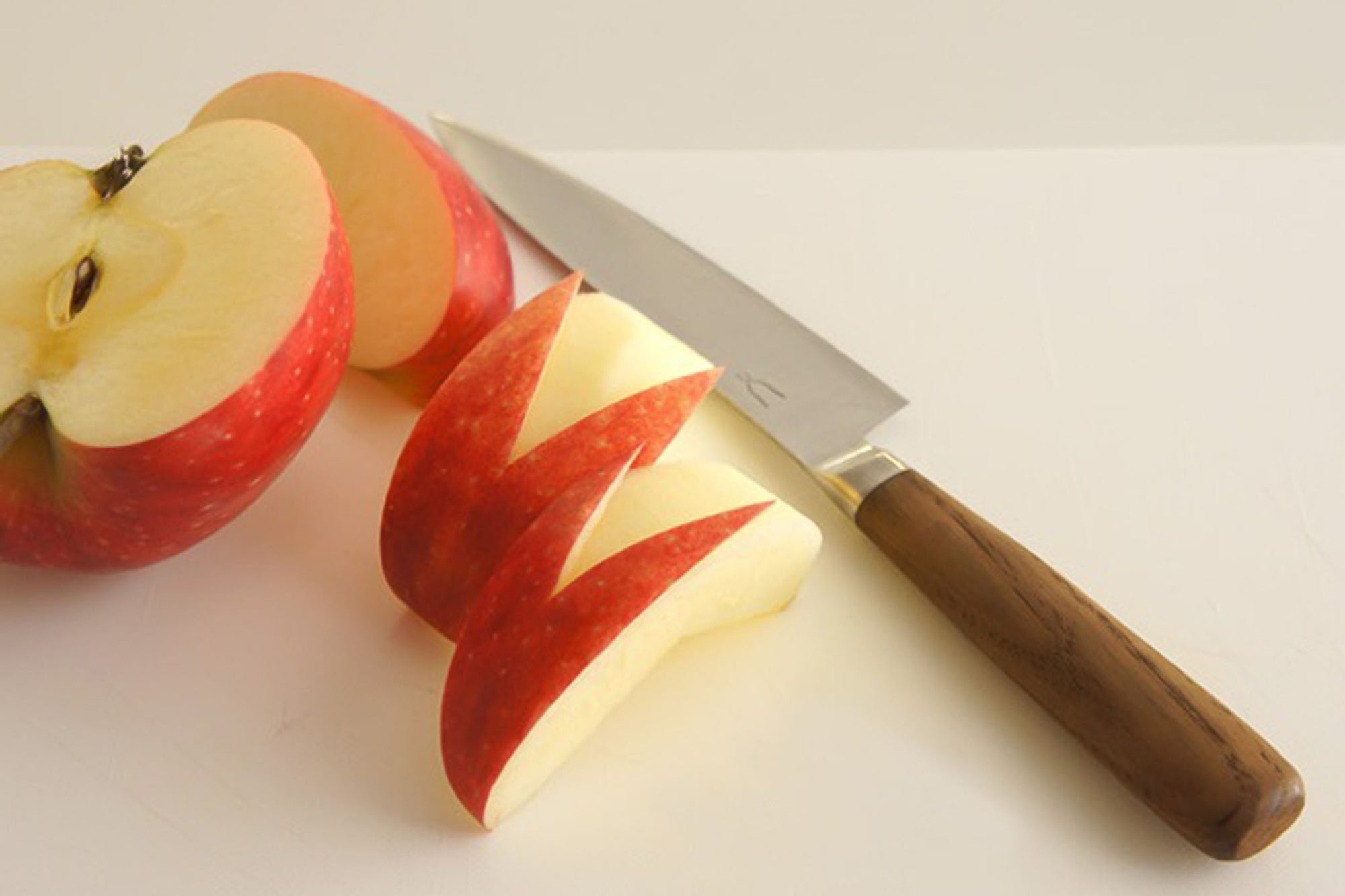 通常「ペティ」と呼ばれる庖丁です。「ペティ」とは小さいという意味ですが、大きなものでなければ、これくらいのサイズが調度いいという人も多いのでは。 朝食など、ちょっとしたものを切るのに、毎日活躍する庖丁です。ジャガイモや人参の面取り、野菜の飾り切りなど、大きな庖丁では面倒な細工もこのペティナイフがあれば簡単にできます。小回りがきく扱いやすい庖丁は1本あると、とても便利です。堅くて腐りにくい栗材。さらに、その栗材をタダフサの特許技術から生まれた抗菌炭化木にしたものをハンドルに使用しています。木材そのものの質感を残した抗菌炭化木は、炭の一歩手前の状態にして菌が繁殖出来なくなり死滅してしまう木材です。また刃の部分は、ステンレス並みのクロームや炭素、モリブデン、バナジュウム等を含有する硬く粘りのある特殊合金を使用。鋭い切れ味を保ちやすいのが特長です。