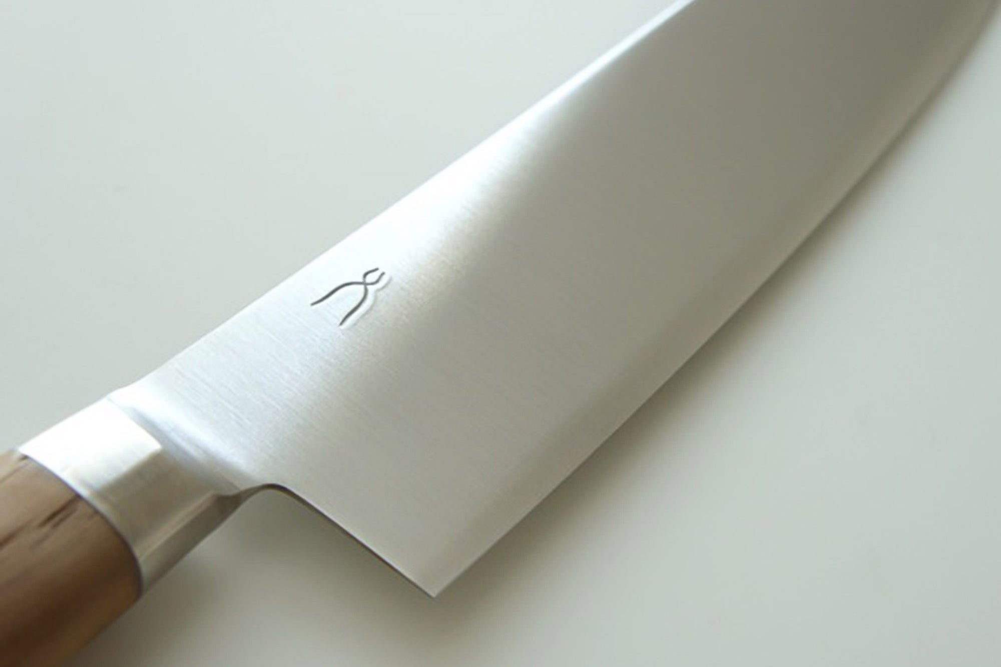 肉・魚・野菜の調理に使用できることから「三徳」と呼ばれている万能庖丁です。先が尖っているので、幅広い用途があり、ご家庭で一番多く使われている庖丁です。軽くて扱いやすく、トマトもスパッと切れる 切れ味。女性の手に馴染みやい丸みを帯びたハンドルも扱いやすさのポイント。堅くて腐りにくい栗材。さらに、その栗材をタダフサの特許技術から生まれた抗菌炭化木にしたものをハンドルに使用しています。木材そのものの質感を残した抗菌炭化木は、炭の一歩手前の状態にして菌が繁殖出来なくなり死滅してしまう木材です。また刃の部分は、ステンレス並みのクロームや炭素、モリブデン、バナジュウム等を含有する硬く粘りのある特殊合金を使用。鋭い切れ味を保ちやすいのが特長です。