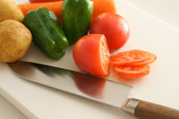 肉・魚・野菜の調理に使用できることから「三徳」と呼ばれている万能庖丁です。先が尖っているので、幅広い用途があり、ご家庭で一番多く使われている庖丁です。軽くて扱いやすく、トマトもスパッと切れる 切れ味。女性の手に馴染みやい丸みを帯びたハンドルも扱いやすさのポイント。堅くて腐りにくい栗材。さらに、その栗材をタダフサの特許技術から生まれた抗菌炭化木にしたものをハンドルに使用しています。木材そのものの質感を残した抗菌炭化木は、炭の一歩手前の状態にして菌が繁殖出来なくなり死滅してしまう木材です。また刃の部分は、ステンレス並みのクロームや炭素、モリブデン、バナジュウム等を含有する硬く粘りのある特殊合金を使用。鋭い切れ味を保ちやすいのが特長です。