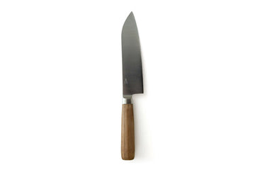 肉・魚・野菜の調理に使用できることから「三徳」と呼ばれている万能庖丁です。先が尖っているので、幅広い用途があり、ご家庭で一番多く使われている庖丁です。軽くて扱いやすく、トマトもスパッと切れる 切れ味。女性の手に馴染みやい丸みを帯びたハンドルも扱いやすさのポイント。堅くて腐りにくい栗材。さらに、その栗材をタダフサの特許技術から生まれた抗菌炭化木にしたものをハンドルに使用しています。木材そのものの質感を残した抗菌炭化木は、炭の一歩手前の状態にして菌が繁殖出来なくなり死滅してしまう木材です。また刃の部分は、ステンレス並みのクロームや炭素、モリブデン、バナジュウム等を含有する硬く粘りのある特殊合金を使用。鋭い切れ味を保ちやすいのが特長です。