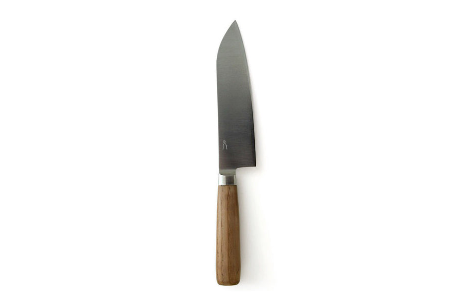 肉・魚・野菜の調理に使用できることから「三徳」と呼ばれている万能庖丁です。先が尖っているので、幅広い用途があり、ご家庭で一番多く使われている庖丁です。軽くて扱いやすく、トマトもスパッと切れる 切れ味。女性の手に馴染みやい丸みを帯びたハンドルも扱いやすさのポイント。堅くて腐りにくい栗材。さらに、その栗材をタダフサの特許技術から生まれた抗菌炭化木にしたものをハンドルに使用しています。木材そのものの質感を残した抗菌炭化木は、炭の一歩手前の状態にして菌が繁殖出来なくなり死滅してしまう木材です。また刃の部分は、ステンレス並みのクロームや炭素、モリブデン、バナジュウム等を含有する硬く粘りのある特殊合金を使用。鋭い切れ味を保ちやすいのが特長です。