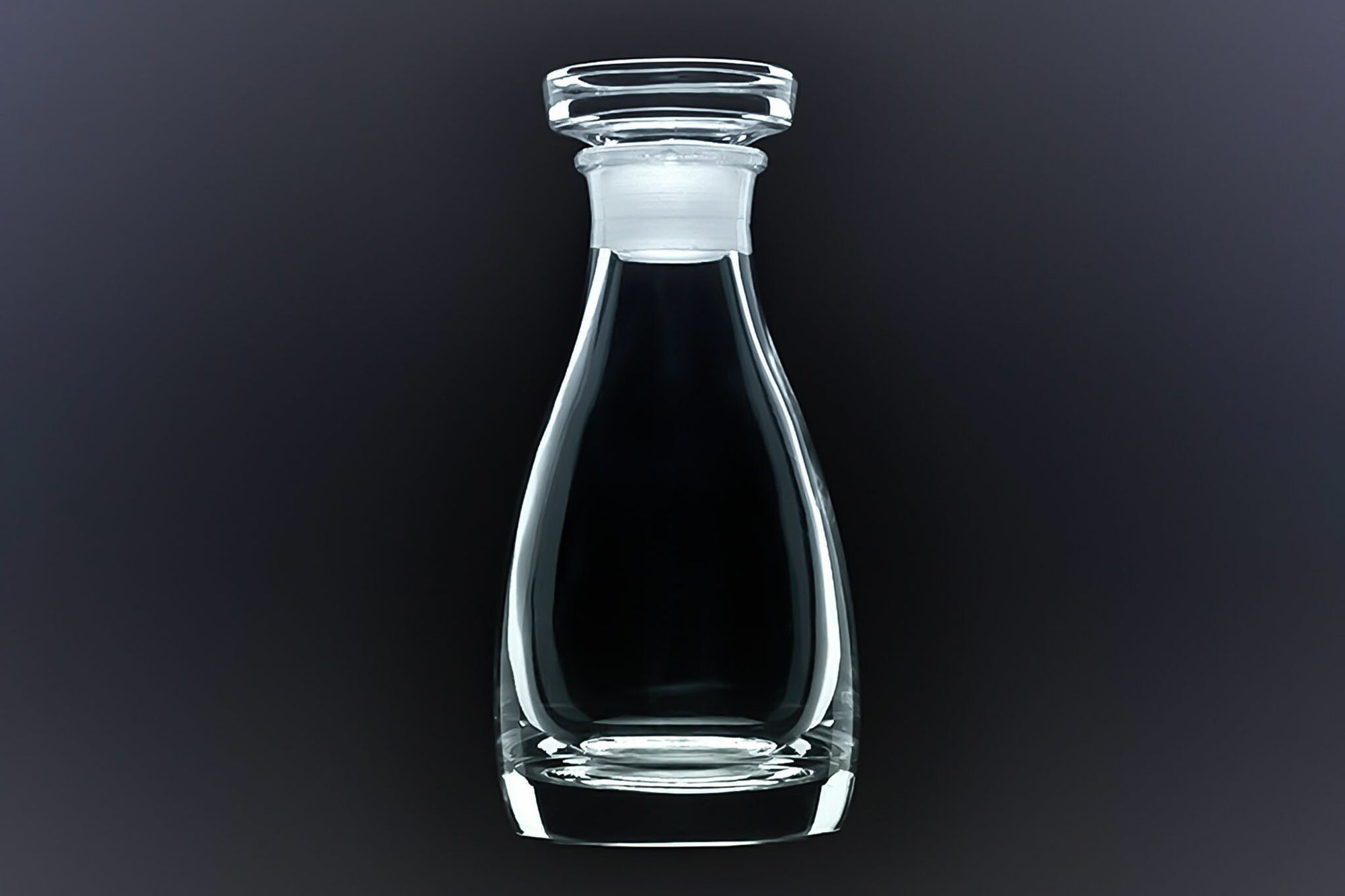 醤油差しに必要な機能は、何をおいても「液だれしないこと」。『THE 醤油差し』の開発は、これをクリアすることから始まりました。まずは、注ぎ口を一から設計。 試作を繰り返し、上部に「くちばし」がないにもかかわらず 気持ちいいほどの醤油切れの良さを実現しました。 形状は、もっとも醤油差しらしいフォルムを目指しました。透明感ある美しい仕上がりは、洋食器・和食器はもちろん、 どんな料理と並んでもなじみます。江戸時代創業の石塚硝子グループ・アデリア株式会社とTHEのコラボレーションにより、 青森伝統工芸品「津軽びいどろ」の伝統的技法を持った指定工場で製造。 醤油だけでなく、オリーブオイルやソース、お酢など何を入れても合う、 「世界一美しい、液だれしない醤油差し」が完成しました。 