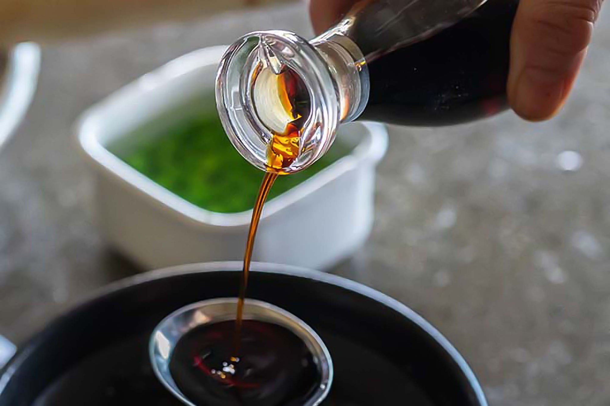 醤油差しに必要な機能は、何をおいても「液だれしないこと」。『THE 醤油差し』の開発は、これをクリアすることから始まりました。まずは、注ぎ口を一から設計。 試作を繰り返し、上部に「くちばし」がないにもかかわらず 気持ちいいほどの醤油切れの良さを実現しました。 形状は、もっとも醤油差しらしいフォルムを目指しました。透明感ある美しい仕上がりは、洋食器・和食器はもちろん、 どんな料理と並んでもなじみます。江戸時代創業の石塚硝子グループ・アデリア株式会社とTHEのコラボレーションにより、 青森伝統工芸品「津軽びいどろ」の伝統的技法を持った指定工場で製造。 醤油だけでなく、オリーブオイルやソース、お酢など何を入れても合う、 「世界一美しい、液だれしない醤油差し」が完成しました。 