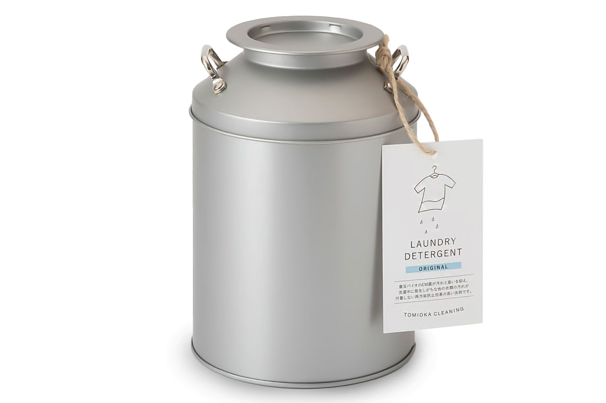 クリーニングのプロが開発した、オリジナルの粉末洗濯洗剤。「界面活性剤」の配合を0.5％以下に抑え、善玉バイオ（特殊酵素）で皮脂汚れ・油汚れを分解し落とします。微粒子で溶け残りの心配がなく、1回あたりおよそ20gと使用量少なくて済むため環境にも優しい洗剤です。黄ばみの原因でもある「界面活性剤」の衣類への残留がほとんど発生せず、すでに残留しているものも除去するため、洗うたびに衣類を白くします。また、善玉バイオが普段の洗濯で洗濯槽を綺麗にするため、部屋干し臭を防ぎます。本社がある北海道中標津町が酪農の町であることにちなみ、洗剤をミルク缶に入れました。特にギフトやお土産に人気です。空き缶を別用途で使用する方もいらっしゃいます。