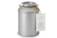 クリーニングのプロが開発した、オリジナルの粉末洗濯洗剤。「界面活性剤」の配合を0.5％以下に抑え、善玉バイオ（特殊酵素）で皮脂汚れ・油汚れを分解し落とします。微粒子で溶け残りの心配がなく、1回あたりおよそ20gと使用量少なくて済むため環境にも優しい洗剤です。黄ばみの原因でもある「界面活性剤」の衣類への残留がほとんど発生せず、すでに残留しているものも除去するため、洗うたびに衣類を白くします。また、善玉バイオが普段の洗濯で洗濯槽を綺麗にするため、部屋干し臭を防ぎます。本社がある北海道中標津町が酪農の町であることにちなみ、洗剤をミルク缶に入れました。特にギフトやお土産に人気です。空き缶を別用途で使用する方もいらっしゃいます。