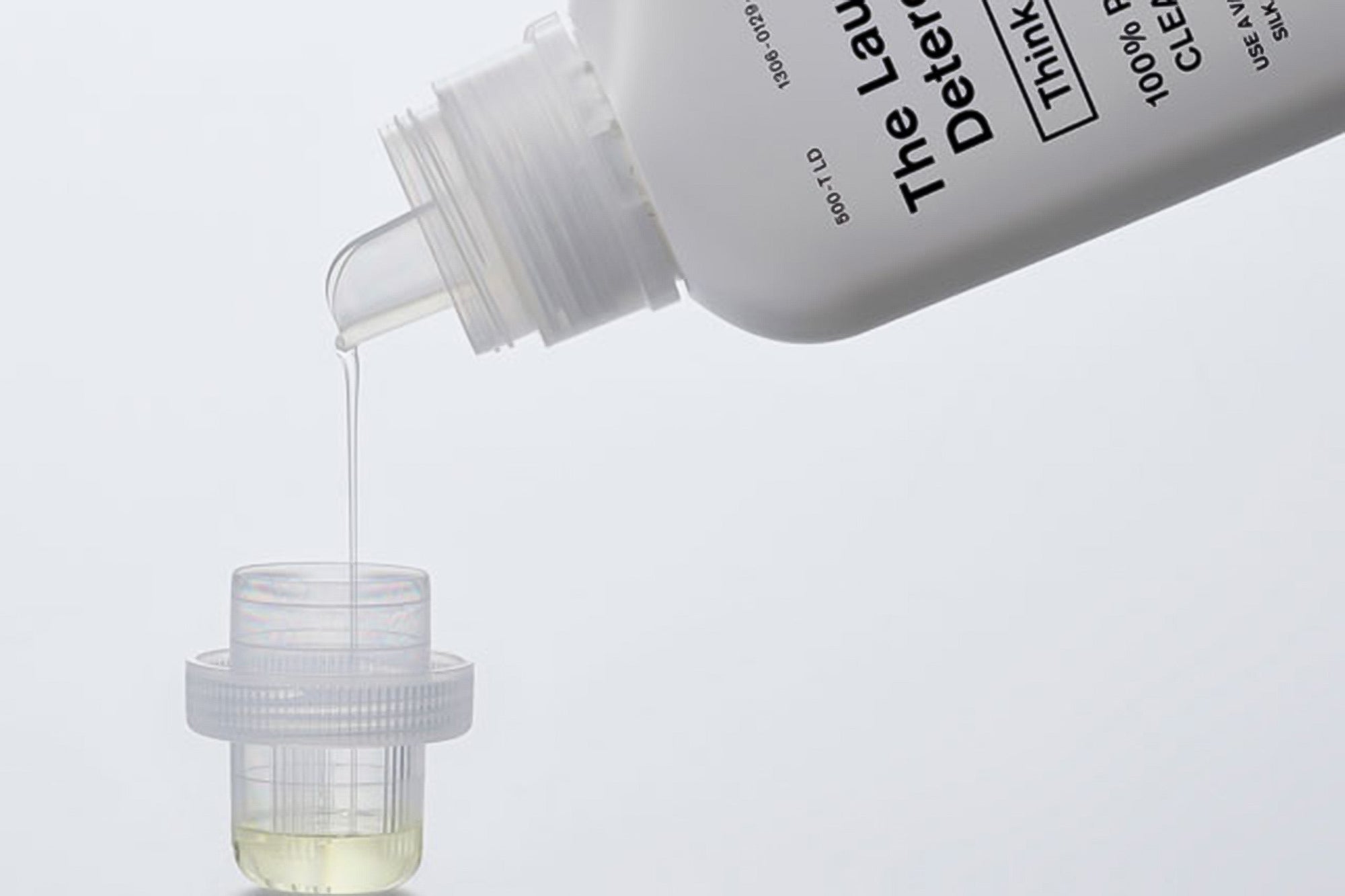 THE 洗濯洗剤 [Think Nature] は海洋タンカーの事故処理研究を応用し、界面活性剤を微粒子化する技術を導入することにより、少量（ティースプーン1杯分の5ml）でも優れた洗浄力を発揮できます。この微粒子化は実は汚れと洗濯洗剤を衣類に残さないことにも一役買っていて、汚れを細かくちぎって繊維の間をすり抜けてきれいに流れやすくしています。さらに、剥がした衣類の汚れを多孔質物質の隙間に閉じ込める再付着防止剤の働きにより、汚れが衣類に戻ることを防止します。「洗い」の工程で排水とともに汚れが流れるため、「すすぎ」の回数を減らしても洗浄力を落とすことなく洗濯することができます。