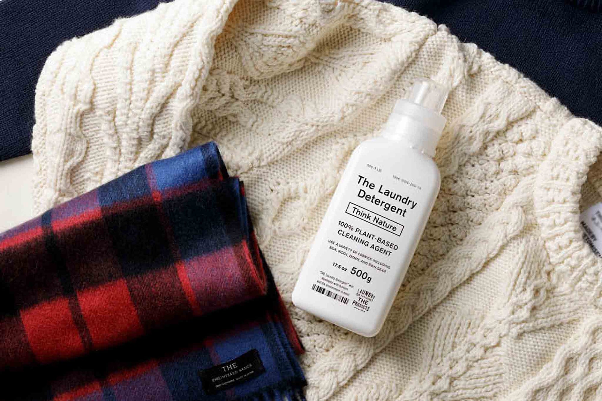 THE 洗濯洗剤 [Think Nature] は海洋タンカーの事故処理研究を応用し、界面活性剤を微粒子化する技術を導入することにより、少量（ティースプーン1杯分の5ml）でも優れた洗浄力を発揮できます。この微粒子化は実は汚れと洗濯洗剤を衣類に残さないことにも一役買っていて、汚れを細かくちぎって繊維の間をすり抜けてきれいに流れやすくしています。さらに、剥がした衣類の汚れを多孔質物質の隙間に閉じ込める再付着防止剤の働きにより、汚れが衣類に戻ることを防止します。「洗い」の工程で排水とともに汚れが流れるため、「すすぎ」の回数を減らしても洗浄力を落とすことなく洗濯することができます。