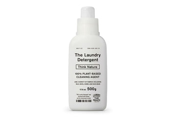 THE 洗濯洗剤 [Think Nature] は海洋タンカーの事故処理研究を応用し、界面活性剤を微粒子化する技術を導入することにより、少量（ティースプーン1杯分の5ml）でも優れた洗浄力を発揮できます。この微粒子化は実は汚れと洗濯洗剤を衣類に残さないことにも一役買っていて、汚れを細かくちぎって繊維の間をすり抜けてきれいに流れやすくしています。さらに、剥がした衣類の汚れを多孔質物質の隙間に閉じ込める再付着防止剤の働きにより、汚れが衣類に戻ることを防止します。「洗い」の工程で排水とともに汚れが流れるため、「すすぎ」の回数を減らしても洗浄力を落とすことなく洗濯することができます。