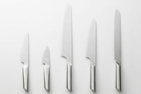 キッチンツールブランドDYK［ダイク］のパン切り包丁です。食パンやバゲットなど、パンを切るのに適したナイフ。刃を粗くすることで、スライスしたときもふんわりとしたパンの繊維を潰さず風味を保ちます。独自の丸みを帯びたハンドルは、美しいだけでなくしっかりと握れるこだわりの設計。食洗機対応で洗いやすく、高いメンテナンス性を実現。また包丁の柄部には中空モナカ構造を採用しており、使いやすい軽量性が特徴です。